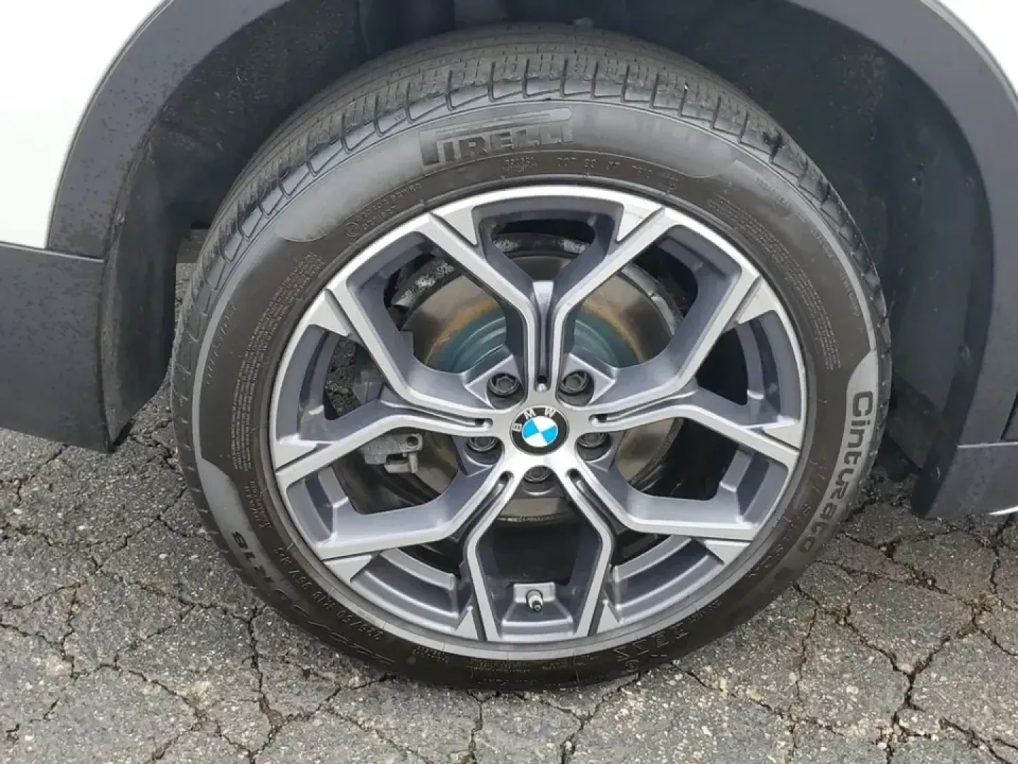 2021 /Oyster/Black BMW X1 sDrive28i (WBXJG7C07M5) with an 4 Cyl, 2.0L engine, 8-speed automatic transmission, located at 6064 Gull Rd, Kalamazoo, MI, 49048, (269) 222-0088, 42.328388, -85.512924 - Whether you're commuting daily between Kalamazoo and Portage, planning weekend getaways to South Haven, or simply want a premium SUV that's easy to park downtown near the Kalamazoo Mall, this 2021 BMW X1 sDrive28i is built for real life. It blends BMW performance with practical cargo space and moder - Photo#4