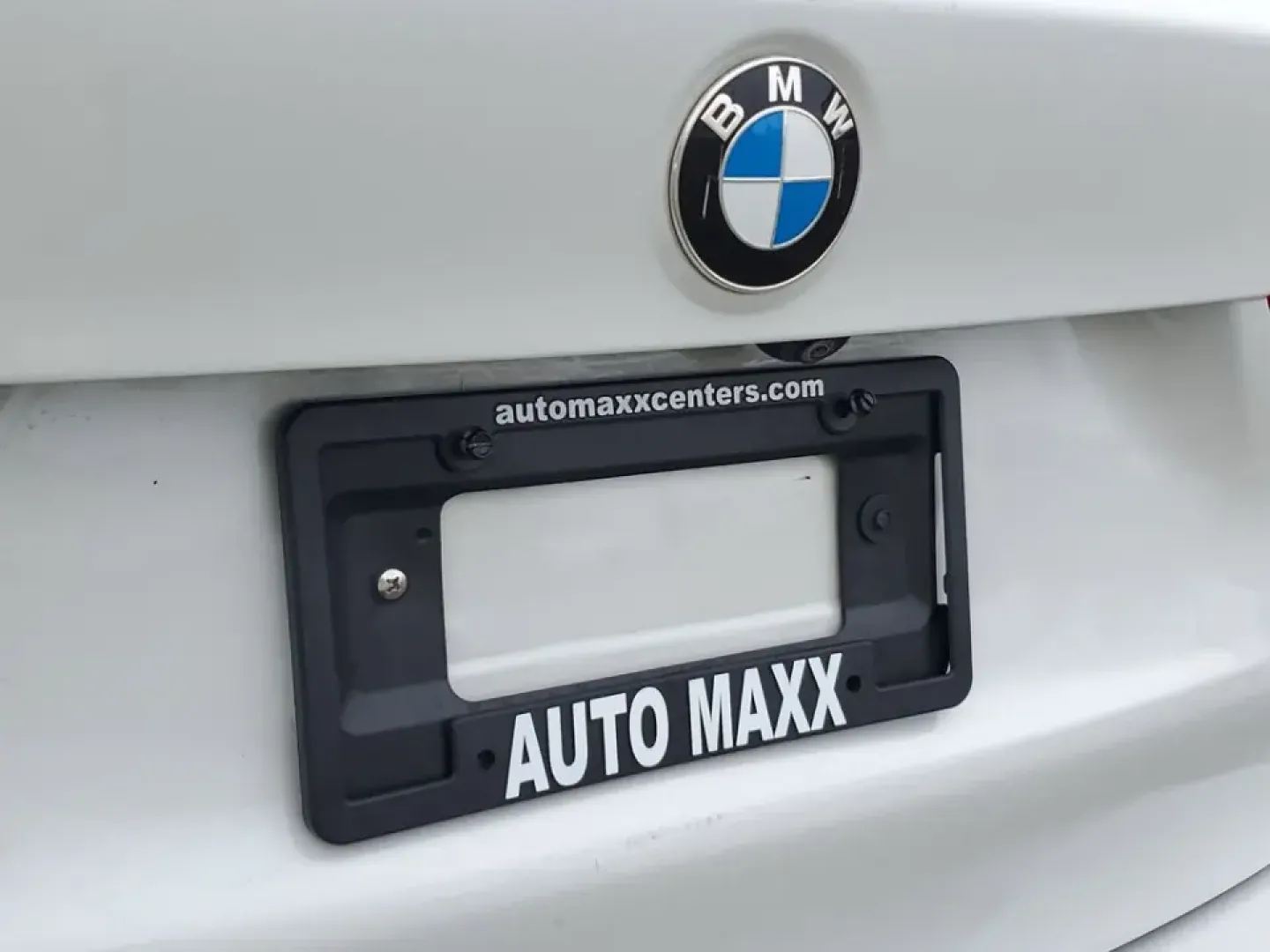 2021 /Oyster/Black BMW X1 sDrive28i (WBXJG7C07M5) with an 4 Cyl, 2.0L engine, 8-speed automatic transmission, located at 6064 Gull Rd, Kalamazoo, MI, 49048, (269) 222-0088, 42.328388, -85.512924 - Whether you're commuting daily between Kalamazoo and Portage, planning weekend getaways to South Haven, or simply want a premium SUV that's easy to park downtown near the Kalamazoo Mall, this 2021 BMW X1 sDrive28i is built for real life. It blends BMW performance with practical cargo space and moder- Photo#7