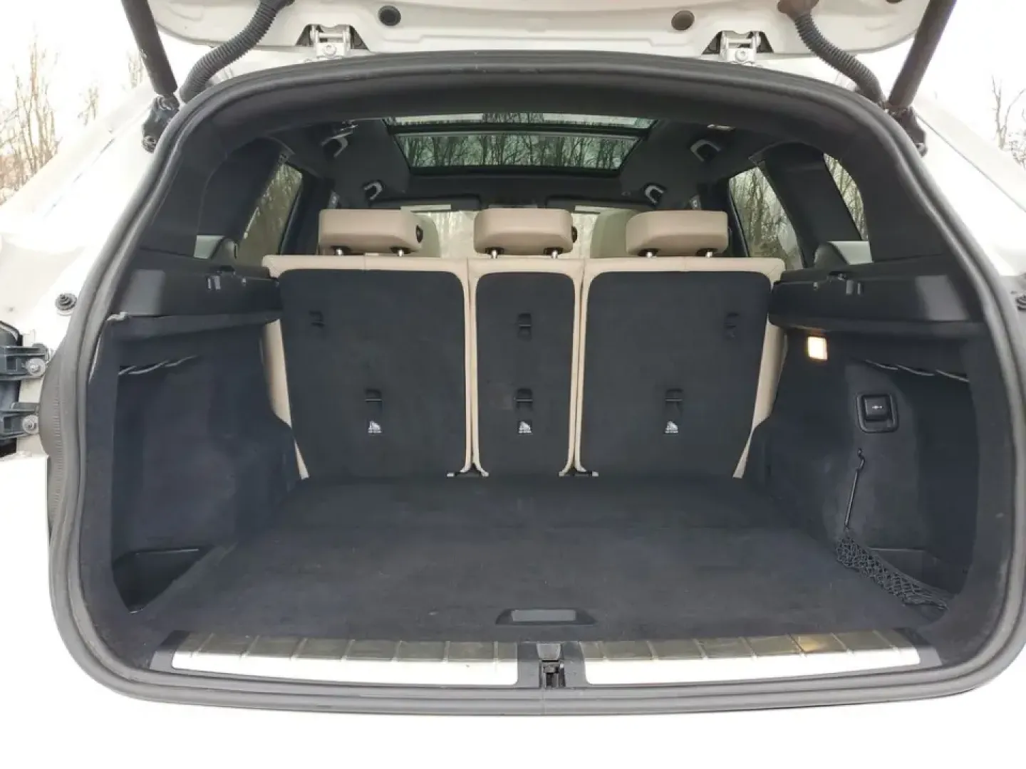 2021 /Oyster/Black BMW X1 sDrive28i (WBXJG7C07M5) with an 4 Cyl, 2.0L engine, 8-speed automatic transmission, located at 6064 Gull Rd, Kalamazoo, MI, 49048, (269) 222-0088, 42.328388, -85.512924 - Whether you're commuting daily between Kalamazoo and Portage, planning weekend getaways to South Haven, or simply want a premium SUV that's easy to park downtown near the Kalamazoo Mall, this 2021 BMW X1 sDrive28i is built for real life. It blends BMW performance with practical cargo space and moder- Photo#8