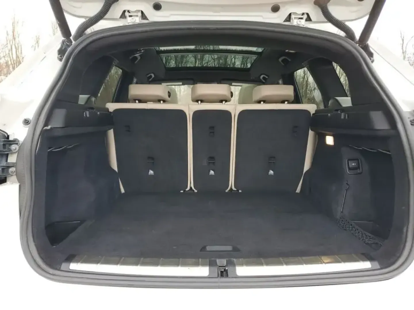 2021 /Oyster/Black BMW X1 sDrive28i (WBXJG7C07M5) with an 4 Cyl, 2.0L engine, 8-speed automatic transmission, located at 6064 Gull Rd, Kalamazoo, MI, 49048, (269) 222-0088, 42.328388, -85.512924 - Whether you're commuting daily between Kalamazoo and Portage, planning weekend getaways to South Haven, or simply want a premium SUV that's easy to park downtown near the Kalamazoo Mall, this 2021 BMW X1 sDrive28i is built for real life. It blends BMW performance with practical cargo space and moder - Photo#8