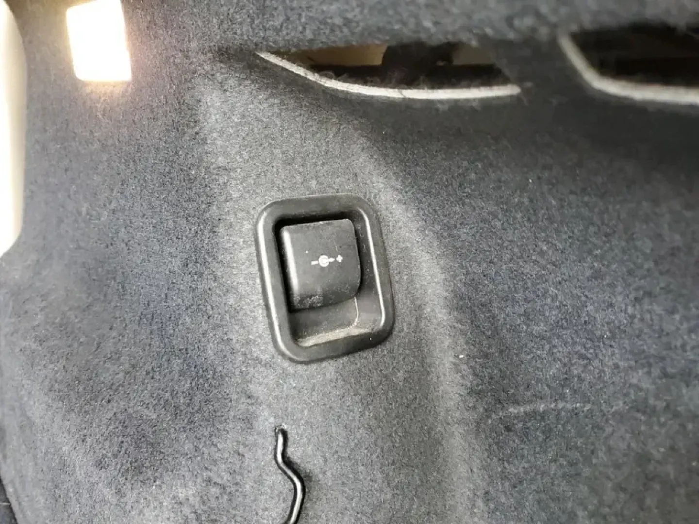 2021 /Oyster/Black BMW X1 sDrive28i (WBXJG7C07M5) with an 4 Cyl, 2.0L engine, 8-speed automatic transmission, located at 6064 Gull Rd, Kalamazoo, MI, 49048, (269) 222-0088, 42.328388, -85.512924 - Whether you're commuting daily between Kalamazoo and Portage, planning weekend getaways to South Haven, or simply want a premium SUV that's easy to park downtown near the Kalamazoo Mall, this 2021 BMW X1 sDrive28i is built for real life. It blends BMW performance with practical cargo space and moder - Photo#9