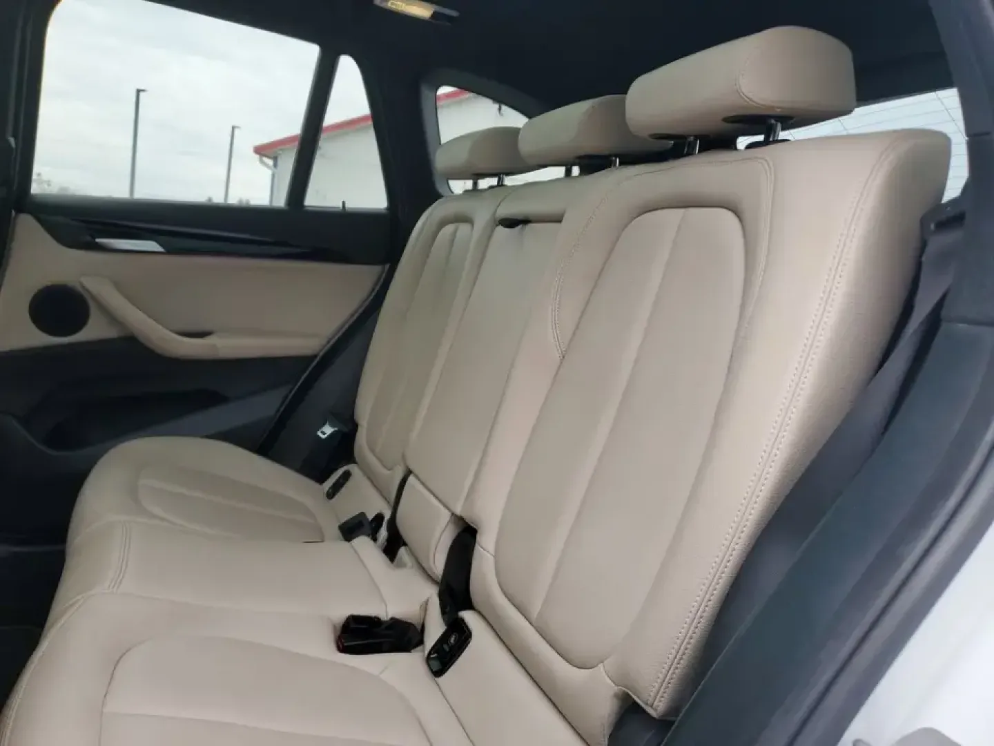 2021 /Oyster/Black BMW X1 sDrive28i (WBXJG7C07M5) with an 4 Cyl, 2.0L engine, 8-speed automatic transmission, located at 6064 Gull Rd, Kalamazoo, MI, 49048, (269) 222-0088, 42.328388, -85.512924 - Whether you're commuting daily between Kalamazoo and Portage, planning weekend getaways to South Haven, or simply want a premium SUV that's easy to park downtown near the Kalamazoo Mall, this 2021 BMW X1 sDrive28i is built for real life. It blends BMW performance with practical cargo space and moder- Photo#11