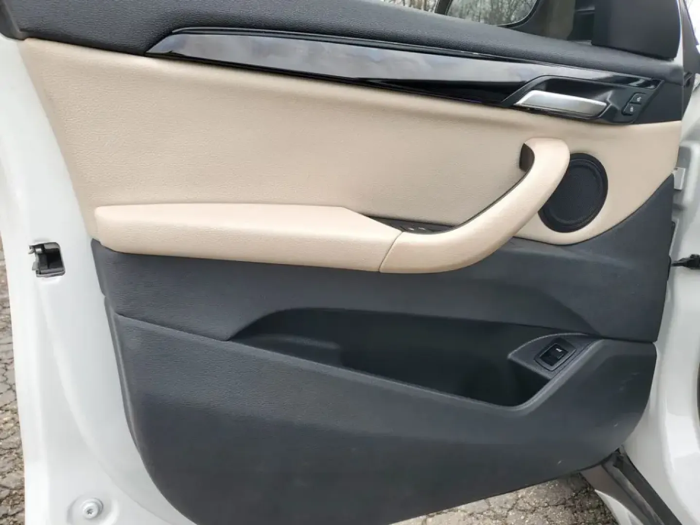 2021 /Oyster/Black BMW X1 sDrive28i (WBXJG7C07M5) with an 4 Cyl, 2.0L engine, 8-speed automatic transmission, located at 6064 Gull Rd, Kalamazoo, MI, 49048, (269) 222-0088, 42.328388, -85.512924 - Whether you're commuting daily between Kalamazoo and Portage, planning weekend getaways to South Haven, or simply want a premium SUV that's easy to park downtown near the Kalamazoo Mall, this 2021 BMW X1 sDrive28i is built for real life. It blends BMW performance with practical cargo space and moder- Photo#14