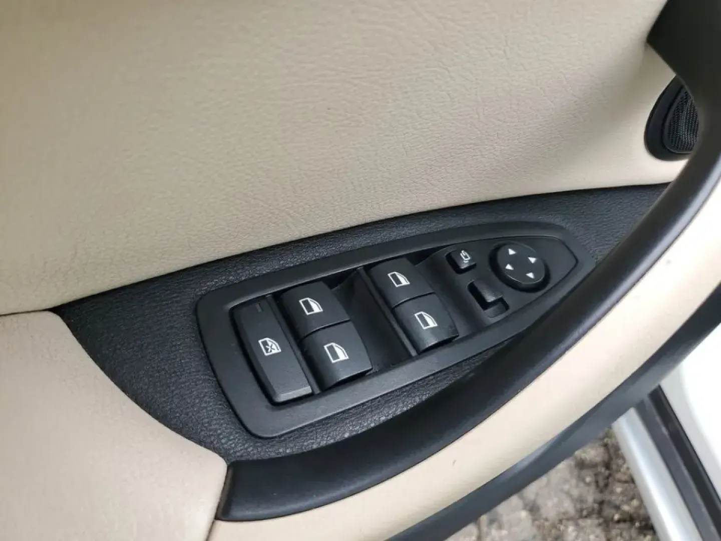 2021 /Oyster/Black BMW X1 sDrive28i (WBXJG7C07M5) with an 4 Cyl, 2.0L engine, 8-speed automatic transmission, located at 6064 Gull Rd, Kalamazoo, MI, 49048, (269) 222-0088, 42.328388, -85.512924 - Whether you're commuting daily between Kalamazoo and Portage, planning weekend getaways to South Haven, or simply want a premium SUV that's easy to park downtown near the Kalamazoo Mall, this 2021 BMW X1 sDrive28i is built for real life. It blends BMW performance with practical cargo space and moder- Photo#15
