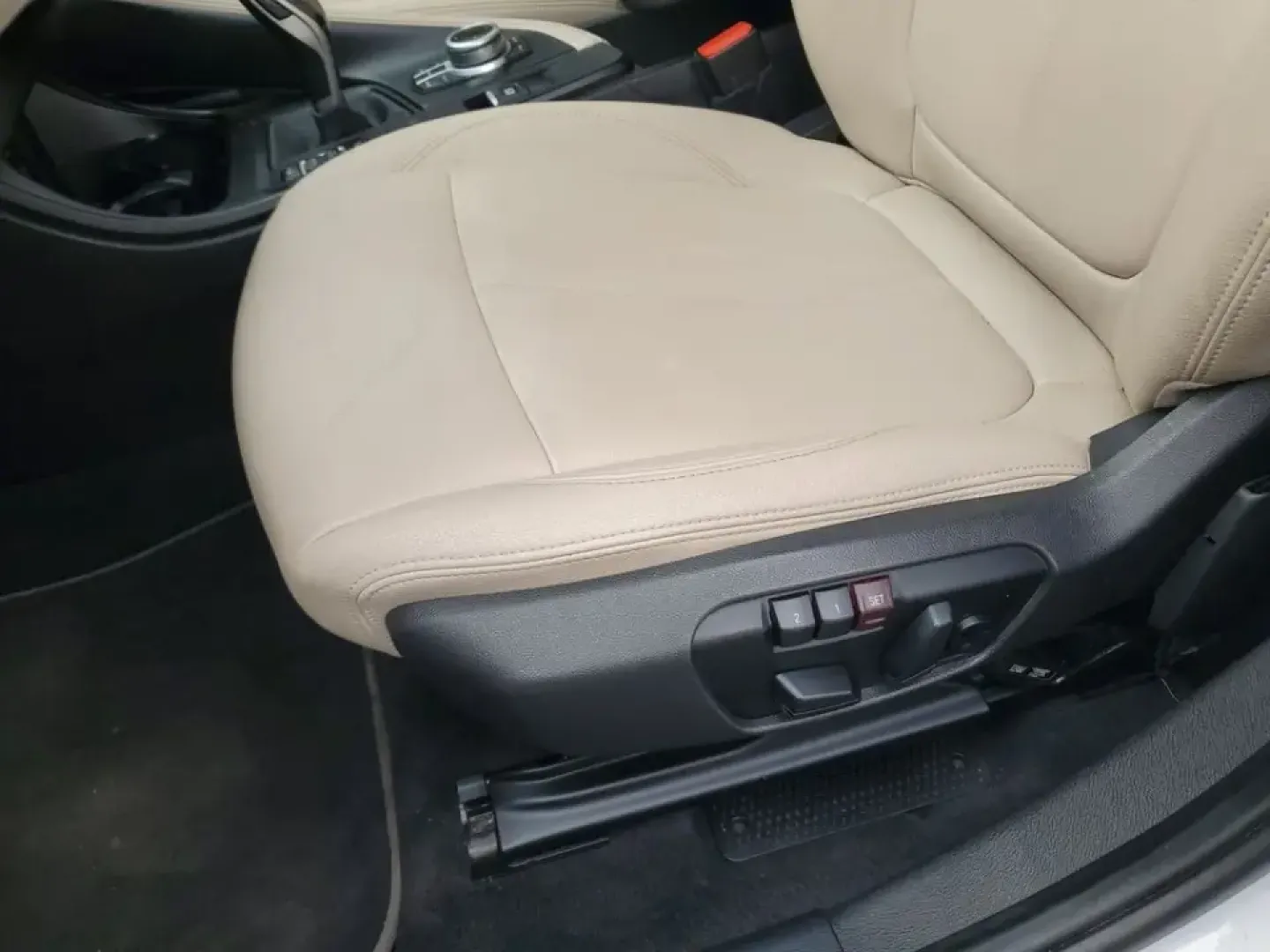 2021 /Oyster/Black BMW X1 sDrive28i (WBXJG7C07M5) with an 4 Cyl, 2.0L engine, 8-speed automatic transmission, located at 6064 Gull Rd, Kalamazoo, MI, 49048, (269) 222-0088, 42.328388, -85.512924 - Whether you're commuting daily between Kalamazoo and Portage, planning weekend getaways to South Haven, or simply want a premium SUV that's easy to park downtown near the Kalamazoo Mall, this 2021 BMW X1 sDrive28i is built for real life. It blends BMW performance with practical cargo space and moder- Photo#16