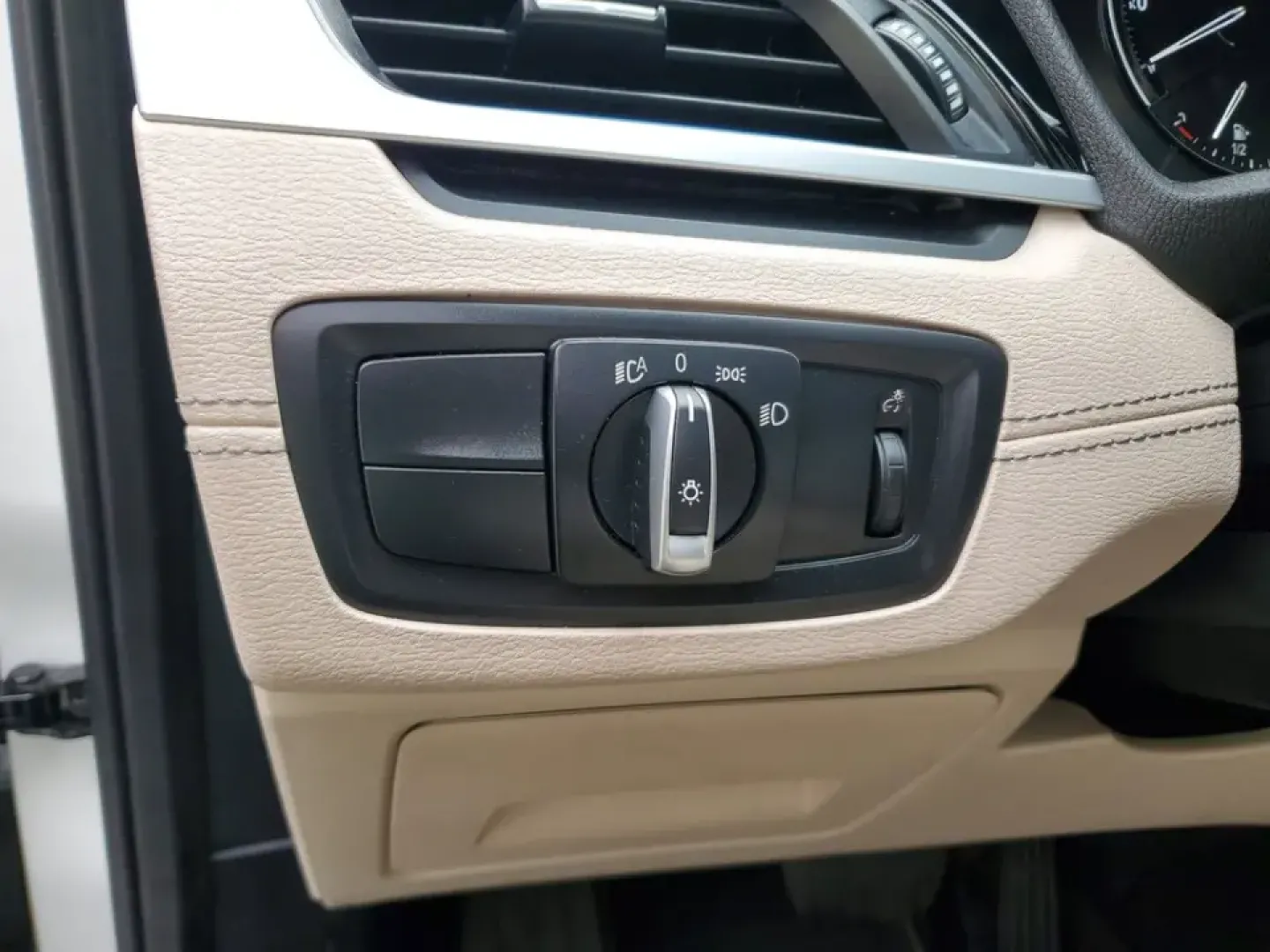 2021 /Oyster/Black BMW X1 sDrive28i (WBXJG7C07M5) with an 4 Cyl, 2.0L engine, 8-speed automatic transmission, located at 6064 Gull Rd, Kalamazoo, MI, 49048, (269) 222-0088, 42.328388, -85.512924 - Whether you're commuting daily between Kalamazoo and Portage, planning weekend getaways to South Haven, or simply want a premium SUV that's easy to park downtown near the Kalamazoo Mall, this 2021 BMW X1 sDrive28i is built for real life. It blends BMW performance with practical cargo space and moder- Photo#20