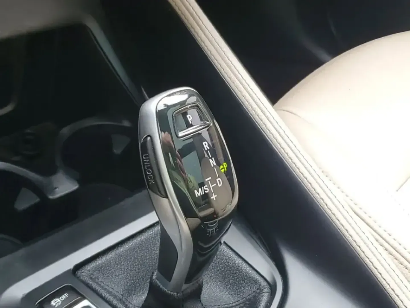 2021 /Oyster/Black BMW X1 sDrive28i (WBXJG7C07M5) with an 4 Cyl, 2.0L engine, 8-speed automatic transmission, located at 6064 Gull Rd, Kalamazoo, MI, 49048, (269) 222-0088, 42.328388, -85.512924 - Whether you're commuting daily between Kalamazoo and Portage, planning weekend getaways to South Haven, or simply want a premium SUV that's easy to park downtown near the Kalamazoo Mall, this 2021 BMW X1 sDrive28i is built for real life. It blends BMW performance with practical cargo space and moder - Photo#29