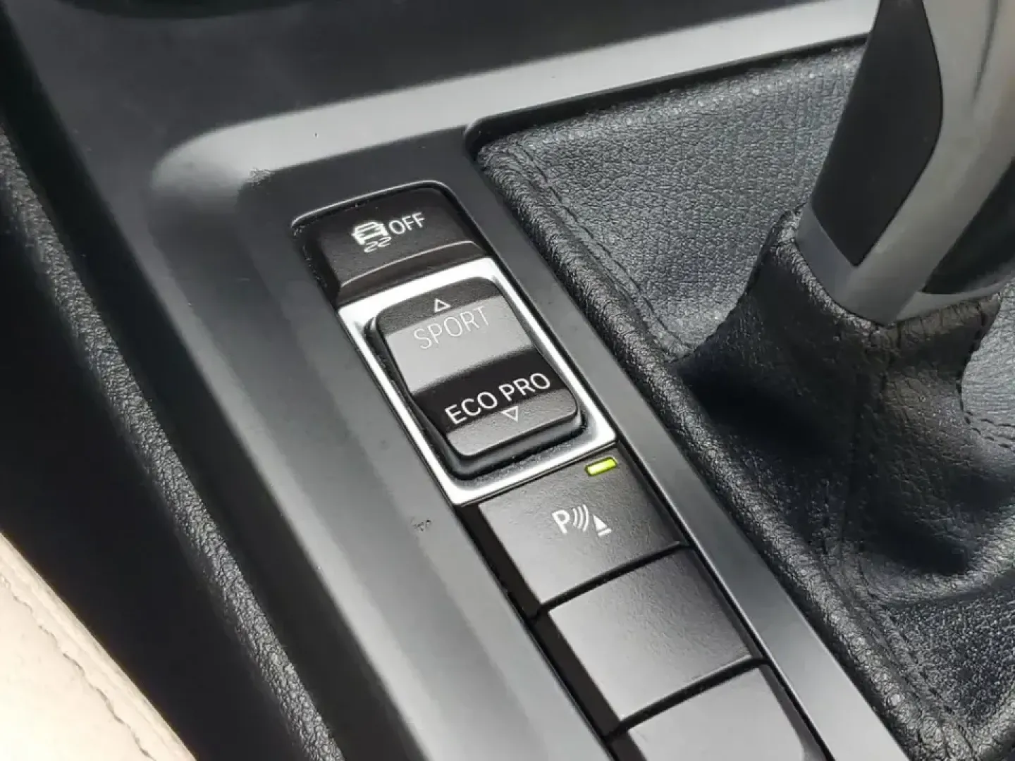 2021 /Oyster/Black BMW X1 sDrive28i (WBXJG7C07M5) with an 4 Cyl, 2.0L engine, 8-speed automatic transmission, located at 6064 Gull Rd, Kalamazoo, MI, 49048, (269) 222-0088, 42.328388, -85.512924 - Whether you're commuting daily between Kalamazoo and Portage, planning weekend getaways to South Haven, or simply want a premium SUV that's easy to park downtown near the Kalamazoo Mall, this 2021 BMW X1 sDrive28i is built for real life. It blends BMW performance with practical cargo space and moder - Photo#31