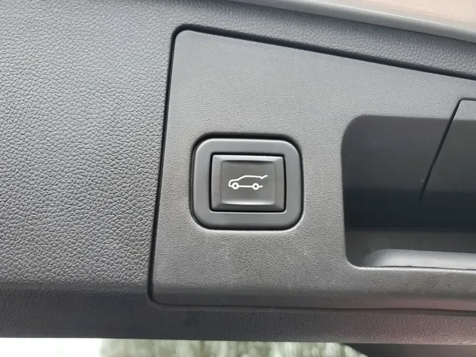 2022 /Jet Black Cadillac XT4 FWD Premium Luxury (1GYFZCR47NF) with an 4 Cyl, 2.0L engine, 9-speed automatic transmission, located at 6064 Gull Rd, Kalamazoo, MI, 49048, (269) 222-0088, 42.328388, -85.512924 - For commuters who want premium comfort without giving up practicality, this 2022 Cadillac XT4 Premium Luxury is the kind of SUV that makes everyday life feel like an upgrade-whether you're cruising down Gull Road to work, running errands near Downtown Kalamazoo, or packing up for a weekend escape to - Photo#7