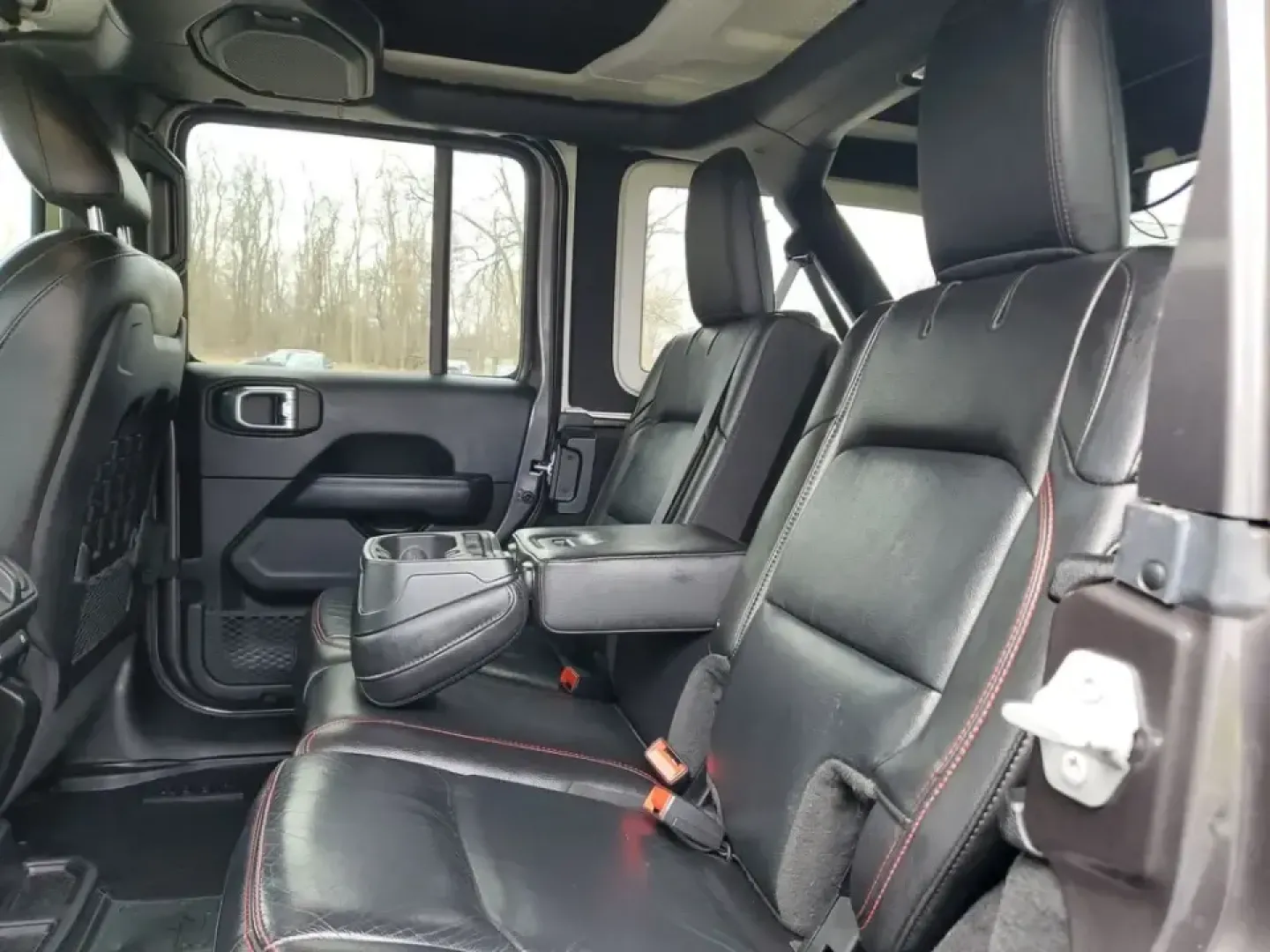 2021 /Black Jeep Wrangler Unlimited Rubicon (1C4HJXFN3MW) with an 4 Cyl, 2.0L engine, 8-speed automatic transmission, located at 6064 Gull Rd, Kalamazoo, MI, 49048, (269) 222-0088, 42.328388, -85.512924 - Whether your idea of a perfect weekend is a muddy two-track in the woods, a sunset cruise to Lake Michigan, or a snow-dusted commute across town, this 2021 Jeep Wrangler Unlimited Rubicon is built for the lifestyle that refuses to stay on pavement. With legendary Jeep capability, smart tech for ever - Photo#8