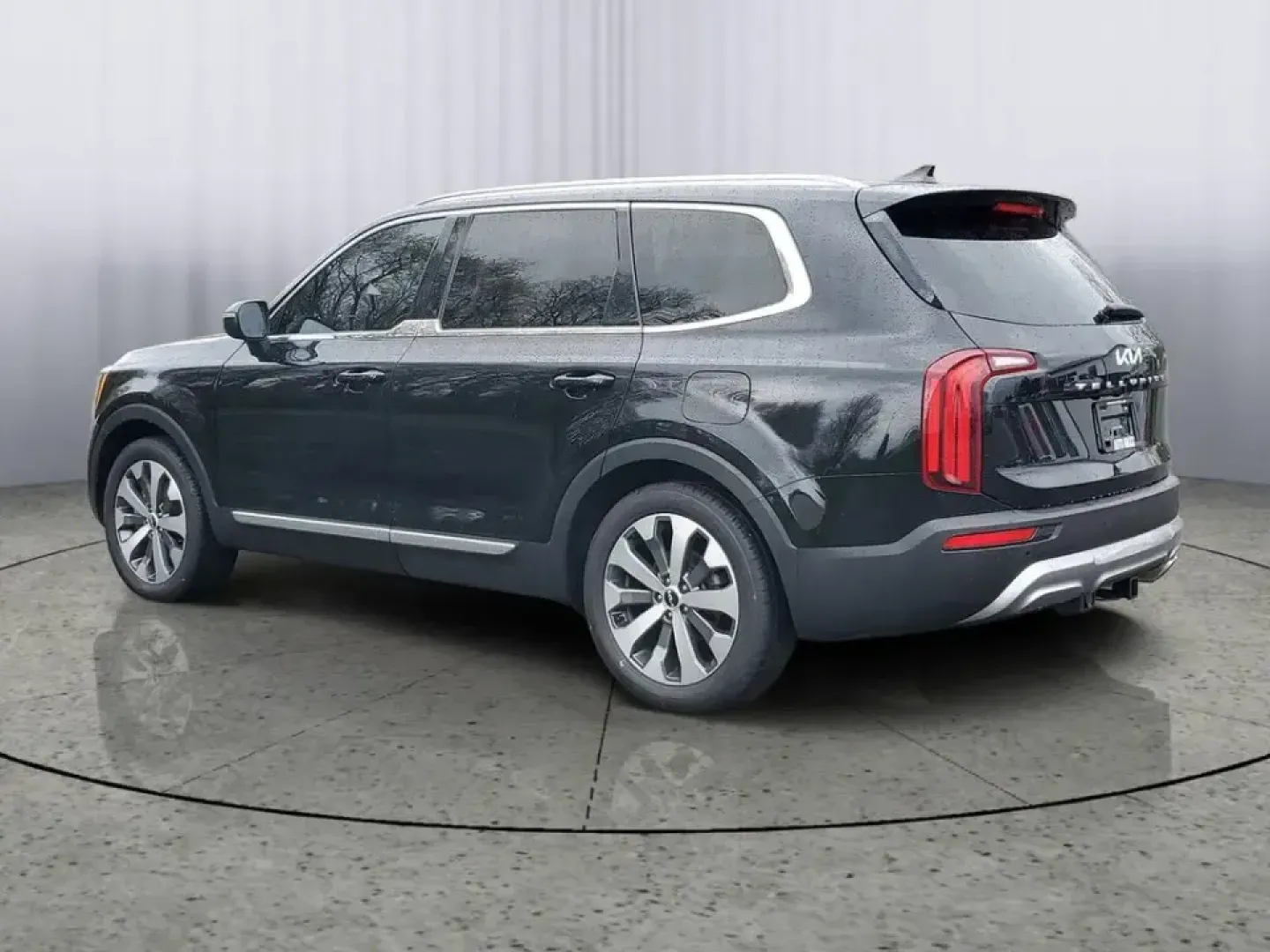 2022 /Black Kia Telluride EX (5XYP34HC3NG) with an V6, 3.8L engine, 8-speed automatic transmission, located at 6064 Gull Rd, Kalamazoo, MI, 49048, (269) 222-0088, 42.328388, -85.512924 - Picture the next Lake Michigan weekend, a kids' sports tournament run, or a smooth daily commute down Gull Road-all in one SUV that feels upscale, confident, and ready for real life. This 2022 Kia Telluride EX in Ebony Black is built for drivers who want three-row versatility without giving up comfo - Photo#2