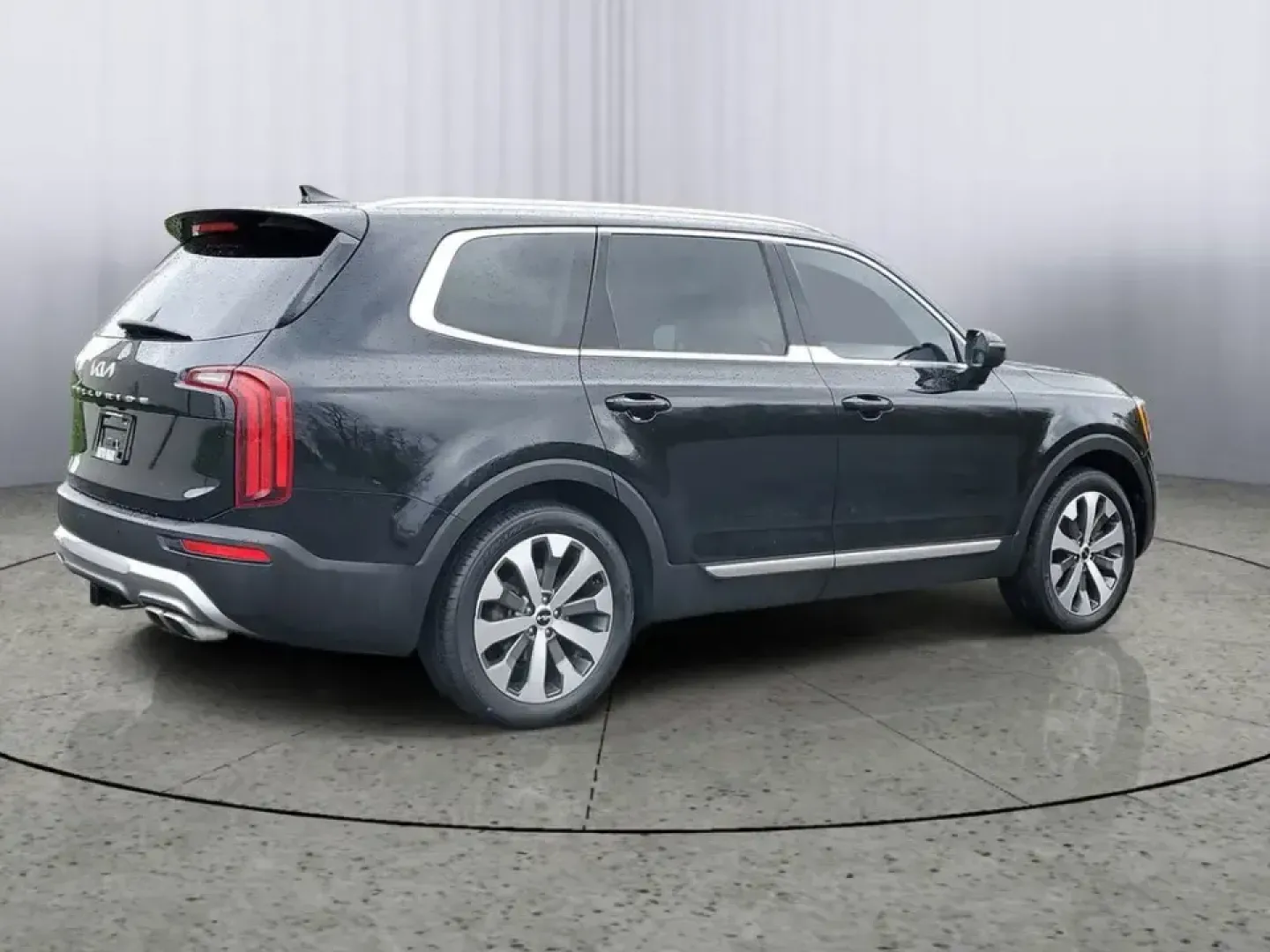 2022 /Black Kia Telluride EX (5XYP34HC3NG) with an V6, 3.8L engine, 8-speed automatic transmission, located at 6064 Gull Rd, Kalamazoo, MI, 49048, (269) 222-0088, 42.328388, -85.512924 - Picture the next Lake Michigan weekend, a kids' sports tournament run, or a smooth daily commute down Gull Road-all in one SUV that feels upscale, confident, and ready for real life. This 2022 Kia Telluride EX in Ebony Black is built for drivers who want three-row versatility without giving up comfo - Photo#3