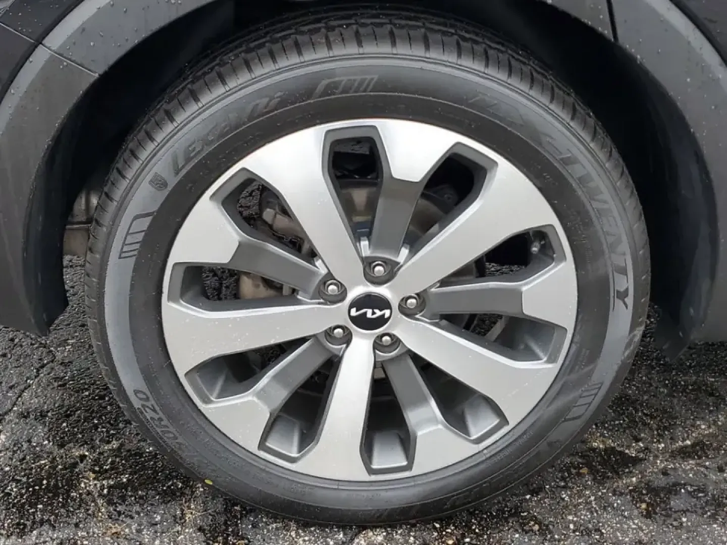 2022 /Black Kia Telluride EX (5XYP34HC3NG) with an V6, 3.8L engine, 8-speed automatic transmission, located at 6064 Gull Rd, Kalamazoo, MI, 49048, (269) 222-0088, 42.328388, -85.512924 - Picture the next Lake Michigan weekend, a kids' sports tournament run, or a smooth daily commute down Gull Road-all in one SUV that feels upscale, confident, and ready for real life. This 2022 Kia Telluride EX in Ebony Black is built for drivers who want three-row versatility without giving up comfo - Photo#4