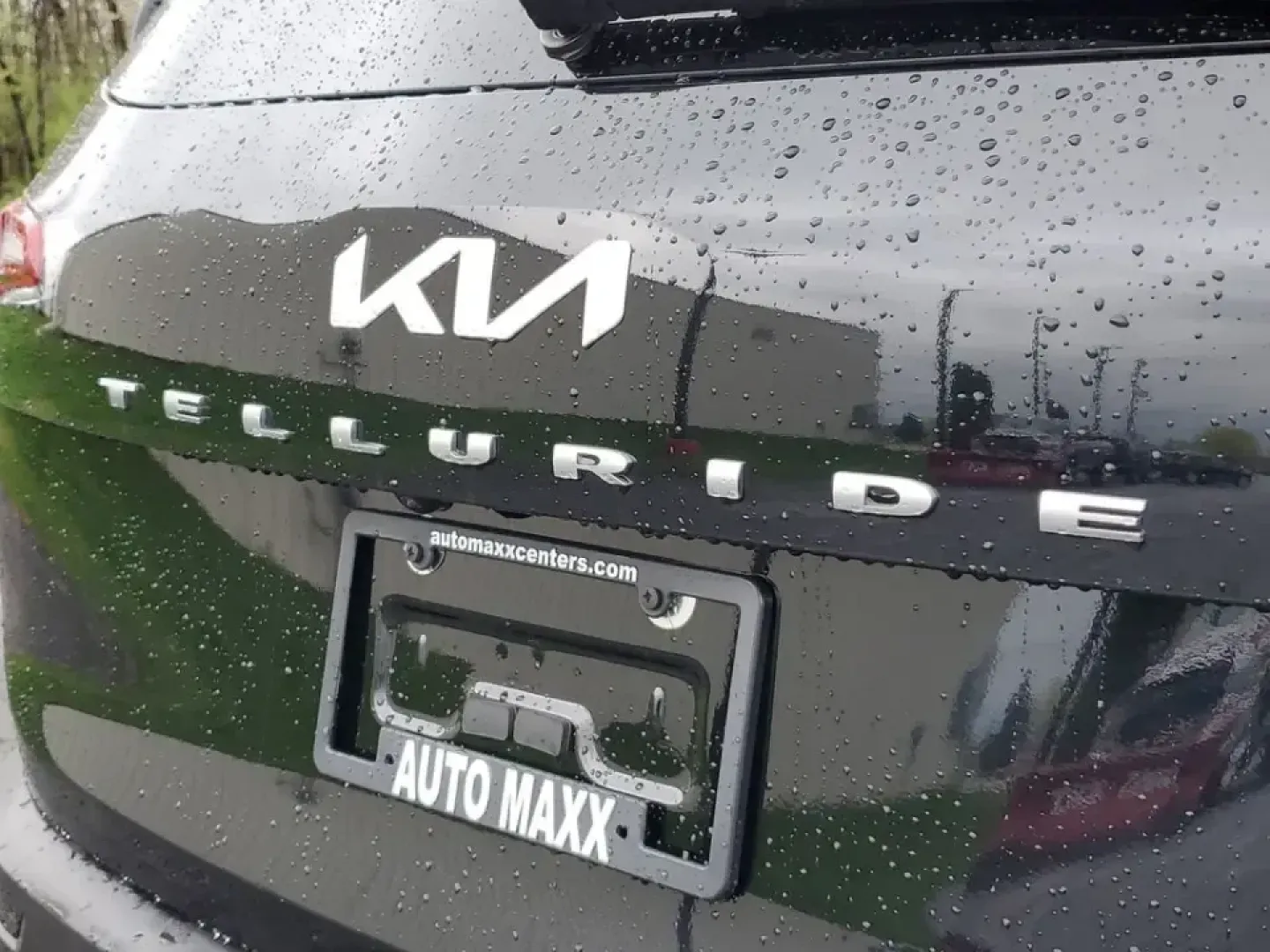 2022 /Black Kia Telluride EX (5XYP34HC3NG) with an V6, 3.8L engine, 8-speed automatic transmission, located at 6064 Gull Rd, Kalamazoo, MI, 49048, (269) 222-0088, 42.328388, -85.512924 - Picture the next Lake Michigan weekend, a kids' sports tournament run, or a smooth daily commute down Gull Road-all in one SUV that feels upscale, confident, and ready for real life. This 2022 Kia Telluride EX in Ebony Black is built for drivers who want three-row versatility without giving up comfo - Photo#5
