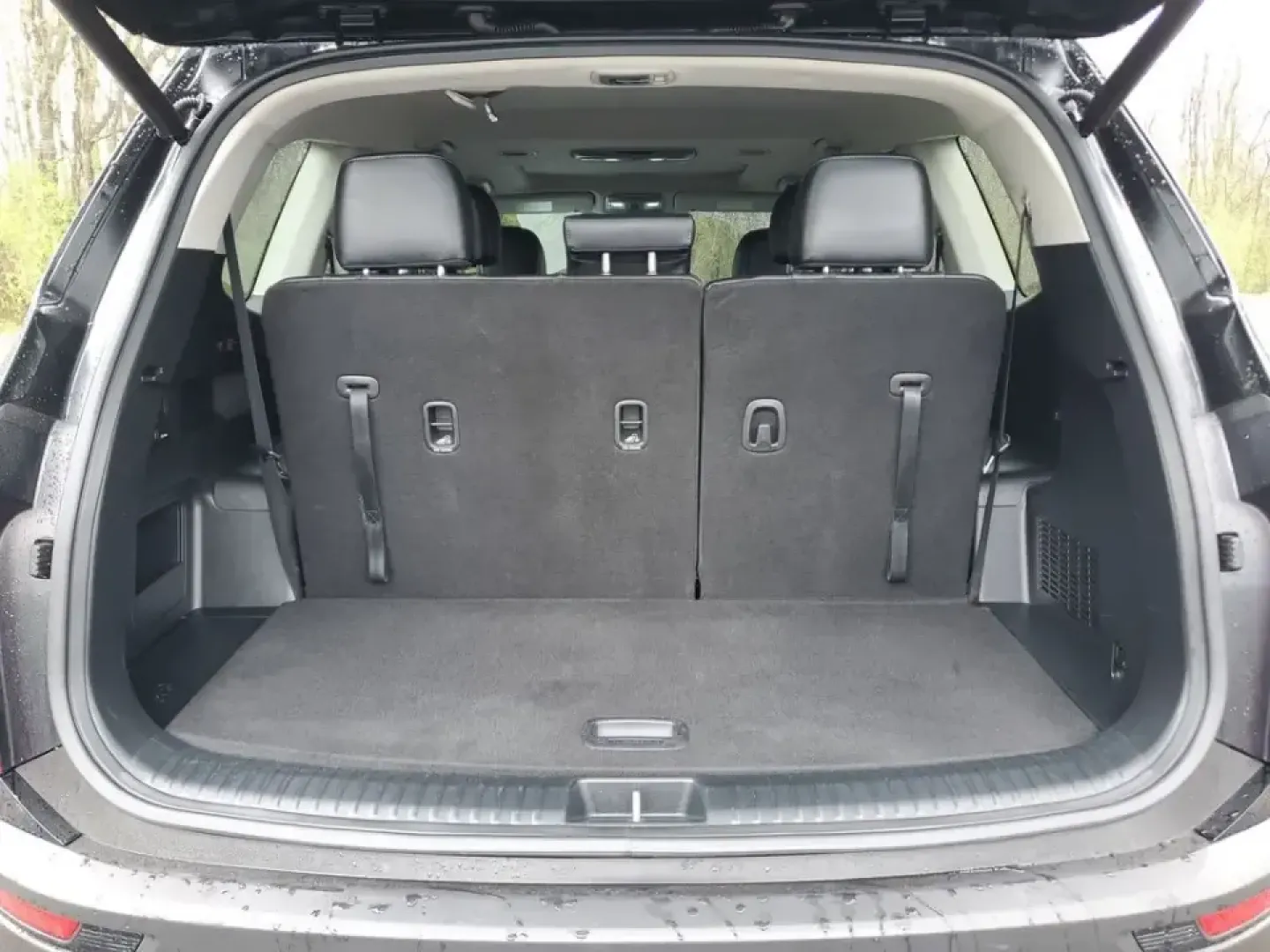 2022 /Black Kia Telluride EX (5XYP34HC3NG) with an V6, 3.8L engine, 8-speed automatic transmission, located at 6064 Gull Rd, Kalamazoo, MI, 49048, (269) 222-0088, 42.328388, -85.512924 - Picture the next Lake Michigan weekend, a kids' sports tournament run, or a smooth daily commute down Gull Road-all in one SUV that feels upscale, confident, and ready for real life. This 2022 Kia Telluride EX in Ebony Black is built for drivers who want three-row versatility without giving up comfo - Photo#6