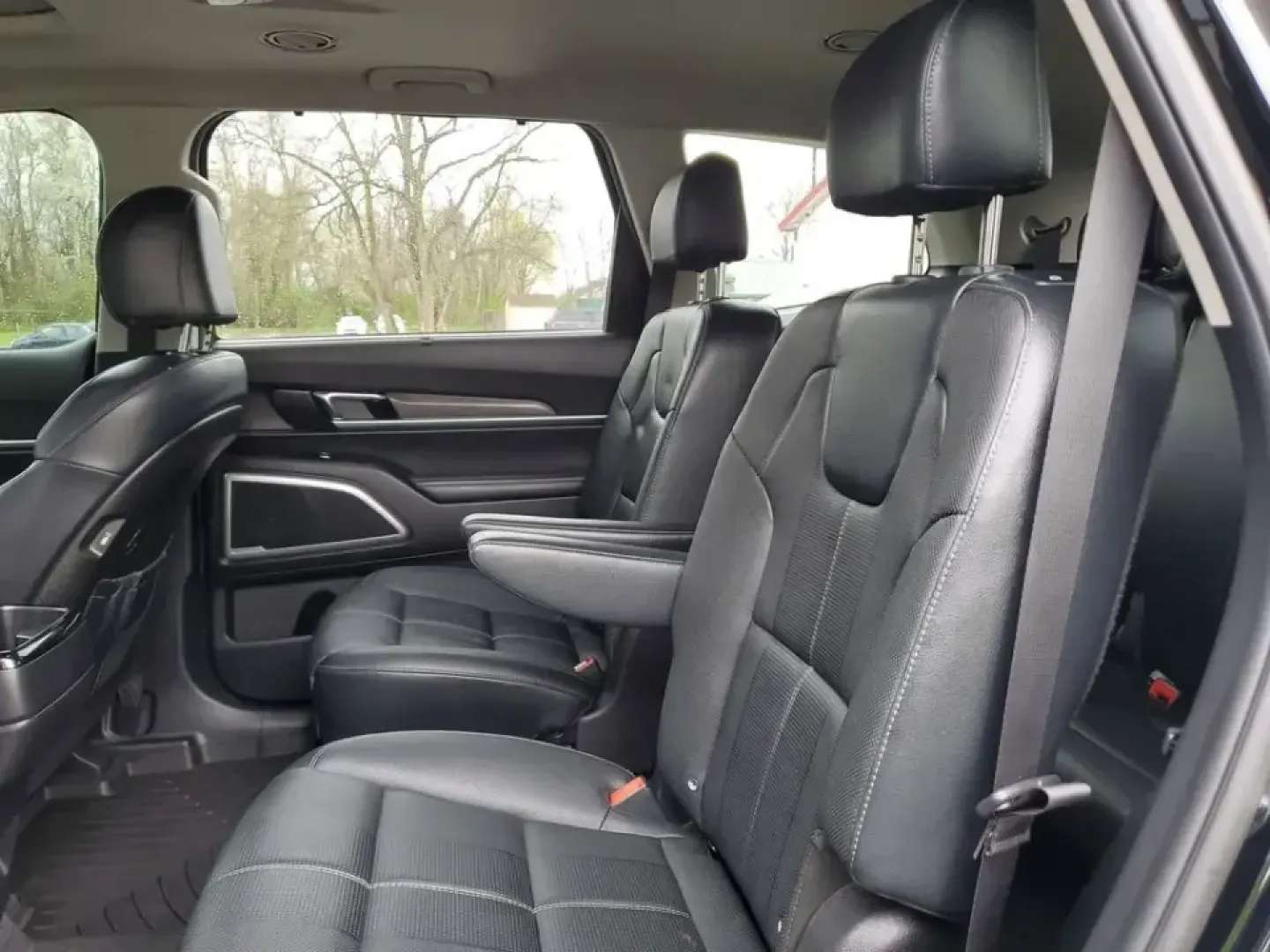 2022 /Black Kia Telluride EX (5XYP34HC3NG) with an V6, 3.8L engine, 8-speed automatic transmission, located at 6064 Gull Rd, Kalamazoo, MI, 49048, (269) 222-0088, 42.328388, -85.512924 - Picture the next Lake Michigan weekend, a kids' sports tournament run, or a smooth daily commute down Gull Road-all in one SUV that feels upscale, confident, and ready for real life. This 2022 Kia Telluride EX in Ebony Black is built for drivers who want three-row versatility without giving up comfo - Photo#8