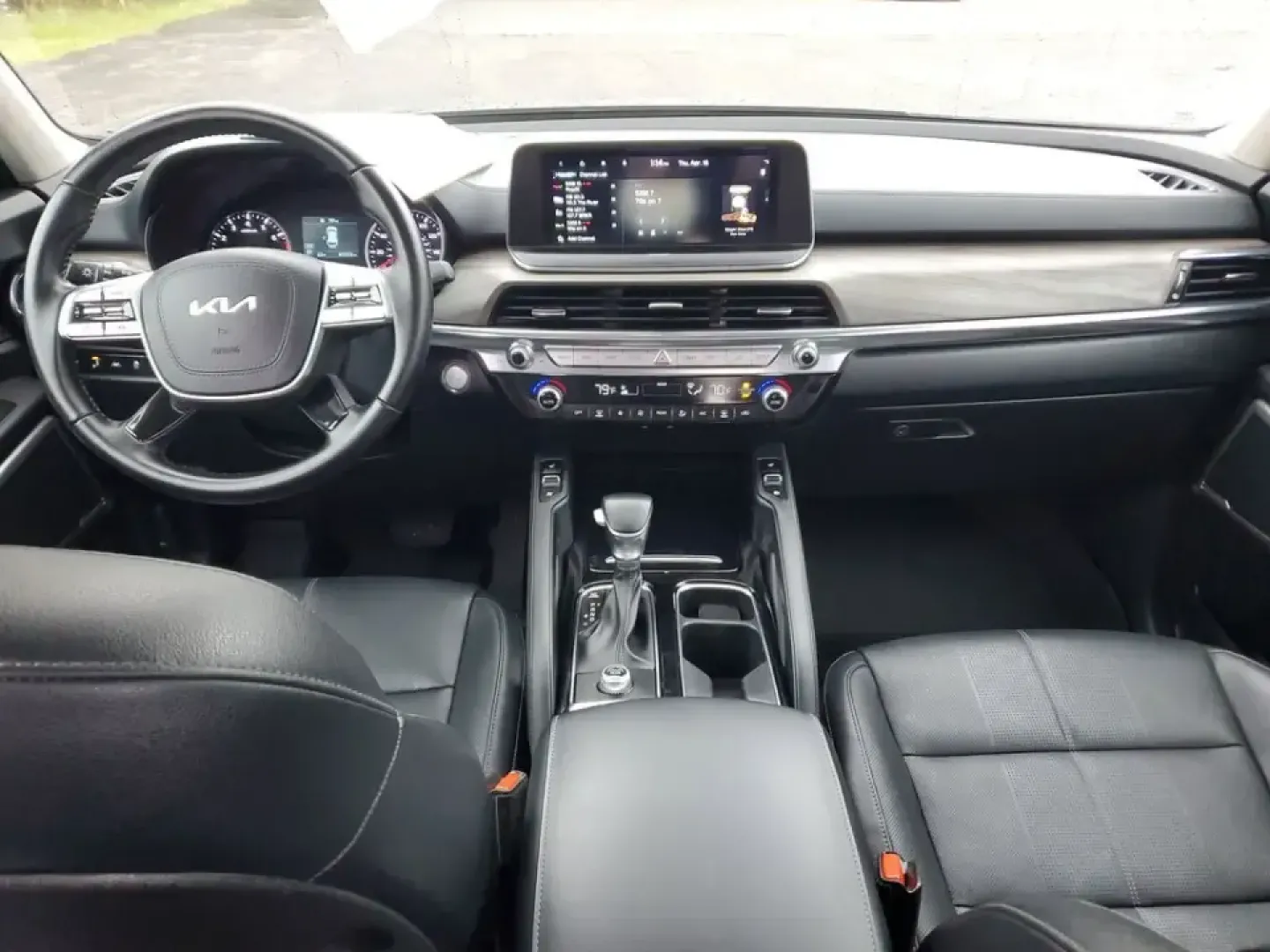 2022 /Black Kia Telluride EX (5XYP34HC3NG) with an V6, 3.8L engine, 8-speed automatic transmission, located at 6064 Gull Rd, Kalamazoo, MI, 49048, (269) 222-0088, 42.328388, -85.512924 - Picture the next Lake Michigan weekend, a kids' sports tournament run, or a smooth daily commute down Gull Road-all in one SUV that feels upscale, confident, and ready for real life. This 2022 Kia Telluride EX in Ebony Black is built for drivers who want three-row versatility without giving up comfo - Photo#9