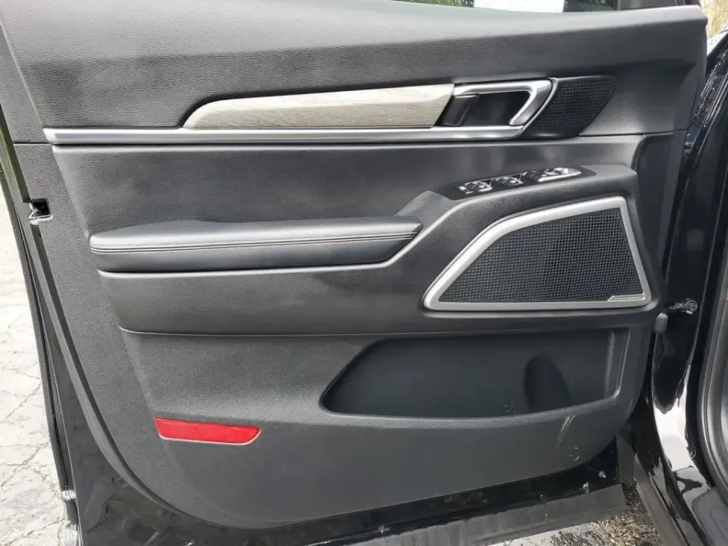 2022 /Black Kia Telluride EX (5XYP34HC3NG) with an V6, 3.8L engine, 8-speed automatic transmission, located at 6064 Gull Rd, Kalamazoo, MI, 49048, (269) 222-0088, 42.328388, -85.512924 - Picture the next Lake Michigan weekend, a kids' sports tournament run, or a smooth daily commute down Gull Road-all in one SUV that feels upscale, confident, and ready for real life. This 2022 Kia Telluride EX in Ebony Black is built for drivers who want three-row versatility without giving up comfo - Photo#11
