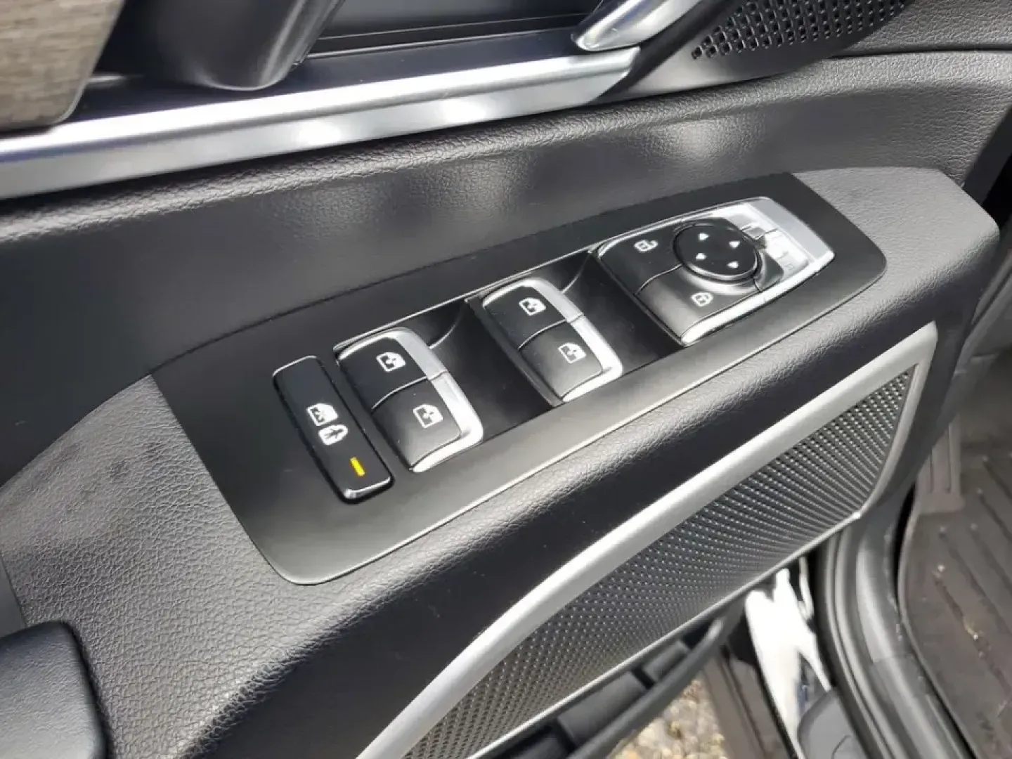 2022 /Black Kia Telluride EX (5XYP34HC3NG) with an V6, 3.8L engine, 8-speed automatic transmission, located at 6064 Gull Rd, Kalamazoo, MI, 49048, (269) 222-0088, 42.328388, -85.512924 - Picture the next Lake Michigan weekend, a kids' sports tournament run, or a smooth daily commute down Gull Road-all in one SUV that feels upscale, confident, and ready for real life. This 2022 Kia Telluride EX in Ebony Black is built for drivers who want three-row versatility without giving up comfo - Photo#12