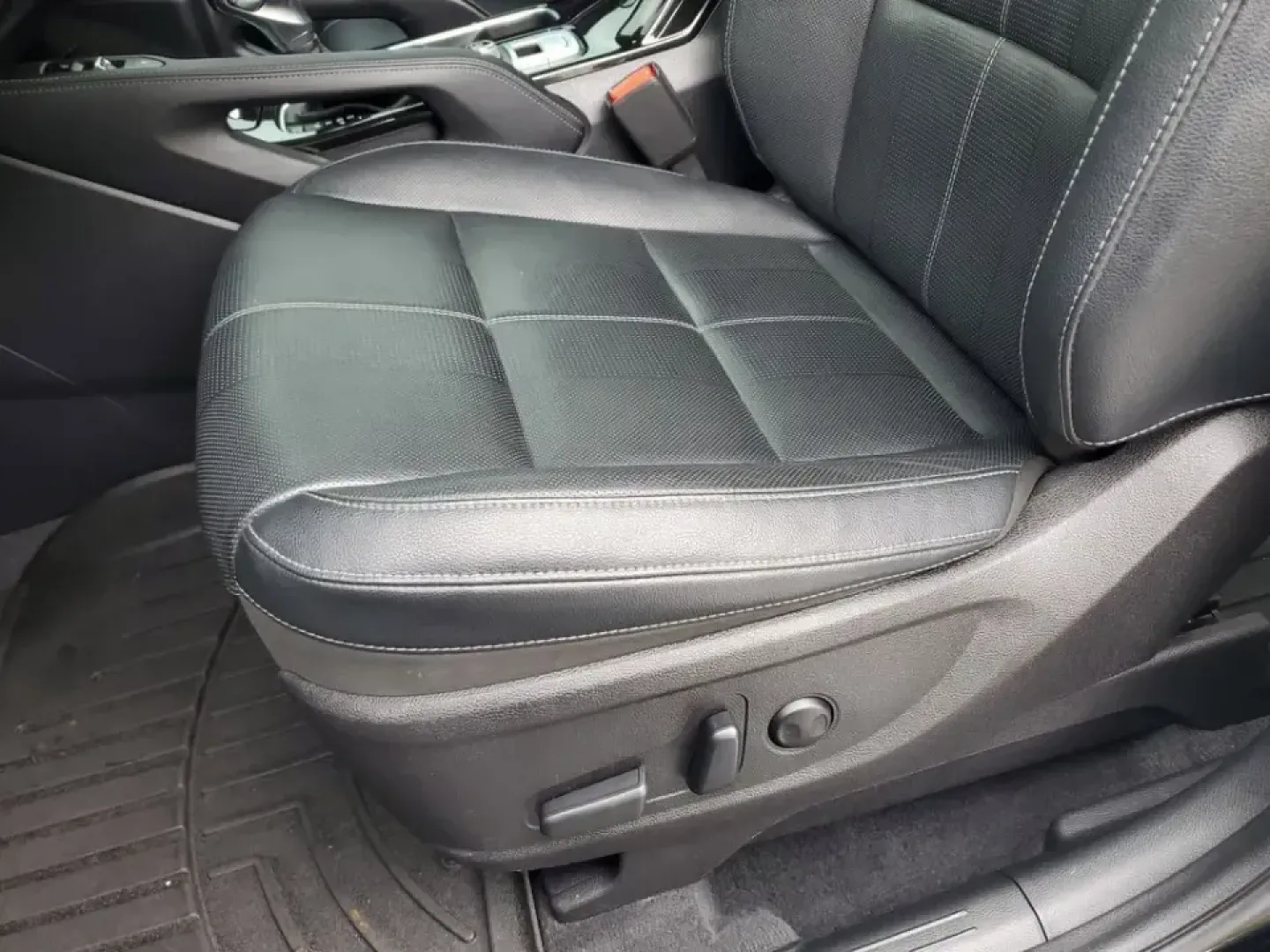 2022 /Black Kia Telluride EX (5XYP34HC3NG) with an V6, 3.8L engine, 8-speed automatic transmission, located at 6064 Gull Rd, Kalamazoo, MI, 49048, (269) 222-0088, 42.328388, -85.512924 - Picture the next Lake Michigan weekend, a kids' sports tournament run, or a smooth daily commute down Gull Road-all in one SUV that feels upscale, confident, and ready for real life. This 2022 Kia Telluride EX in Ebony Black is built for drivers who want three-row versatility without giving up comfo - Photo#13
