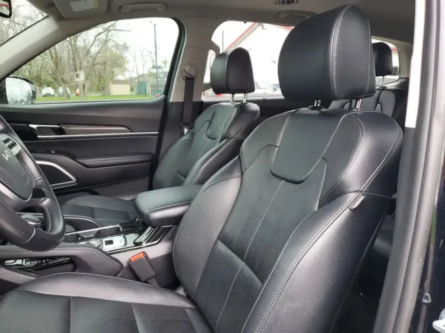 2022 /Black Kia Telluride EX (5XYP34HC3NG) with an V6, 3.8L engine, 8-speed automatic transmission, located at 6064 Gull Rd, Kalamazoo, MI, 49048, (269) 222-0088, 42.328388, -85.512924 - Picture the next Lake Michigan weekend, a kids' sports tournament run, or a smooth daily commute down Gull Road-all in one SUV that feels upscale, confident, and ready for real life. This 2022 Kia Telluride EX in Ebony Black is built for drivers who want three-row versatility without giving up comfo - Photo#14