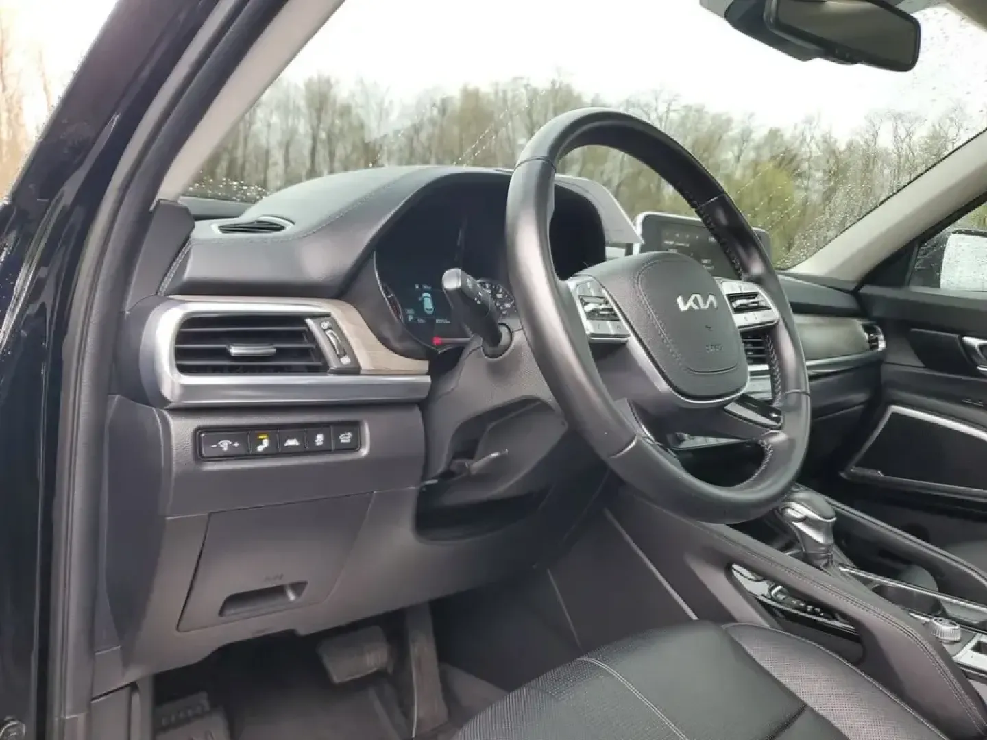 2022 /Black Kia Telluride EX (5XYP34HC3NG) with an V6, 3.8L engine, 8-speed automatic transmission, located at 6064 Gull Rd, Kalamazoo, MI, 49048, (269) 222-0088, 42.328388, -85.512924 - Picture the next Lake Michigan weekend, a kids' sports tournament run, or a smooth daily commute down Gull Road-all in one SUV that feels upscale, confident, and ready for real life. This 2022 Kia Telluride EX in Ebony Black is built for drivers who want three-row versatility without giving up comfo - Photo#16