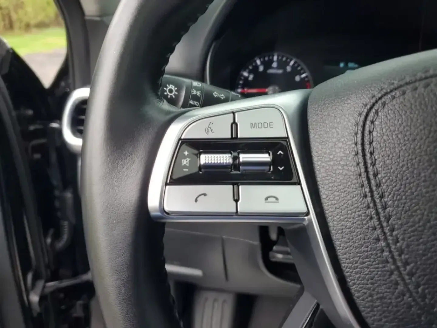 2022 /Black Kia Telluride EX (5XYP34HC3NG) with an V6, 3.8L engine, 8-speed automatic transmission, located at 6064 Gull Rd, Kalamazoo, MI, 49048, (269) 222-0088, 42.328388, -85.512924 - Picture the next Lake Michigan weekend, a kids' sports tournament run, or a smooth daily commute down Gull Road-all in one SUV that feels upscale, confident, and ready for real life. This 2022 Kia Telluride EX in Ebony Black is built for drivers who want three-row versatility without giving up comfo - Photo#19