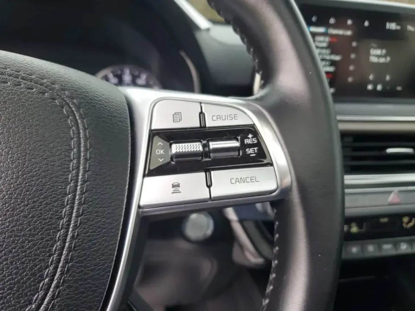 2022 /Black Kia Telluride EX (5XYP34HC3NG) with an V6, 3.8L engine, 8-speed automatic transmission, located at 6064 Gull Rd, Kalamazoo, MI, 49048, (269) 222-0088, 42.328388, -85.512924 - Picture the next Lake Michigan weekend, a kids' sports tournament run, or a smooth daily commute down Gull Road-all in one SUV that feels upscale, confident, and ready for real life. This 2022 Kia Telluride EX in Ebony Black is built for drivers who want three-row versatility without giving up comfo - Photo#20