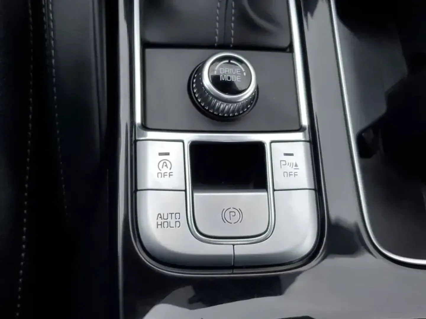 2022 /Black Kia Telluride EX (5XYP34HC3NG) with an V6, 3.8L engine, 8-speed automatic transmission, located at 6064 Gull Rd, Kalamazoo, MI, 49048, (269) 222-0088, 42.328388, -85.512924 - Picture the next Lake Michigan weekend, a kids' sports tournament run, or a smooth daily commute down Gull Road-all in one SUV that feels upscale, confident, and ready for real life. This 2022 Kia Telluride EX in Ebony Black is built for drivers who want three-row versatility without giving up comfo - Photo#26