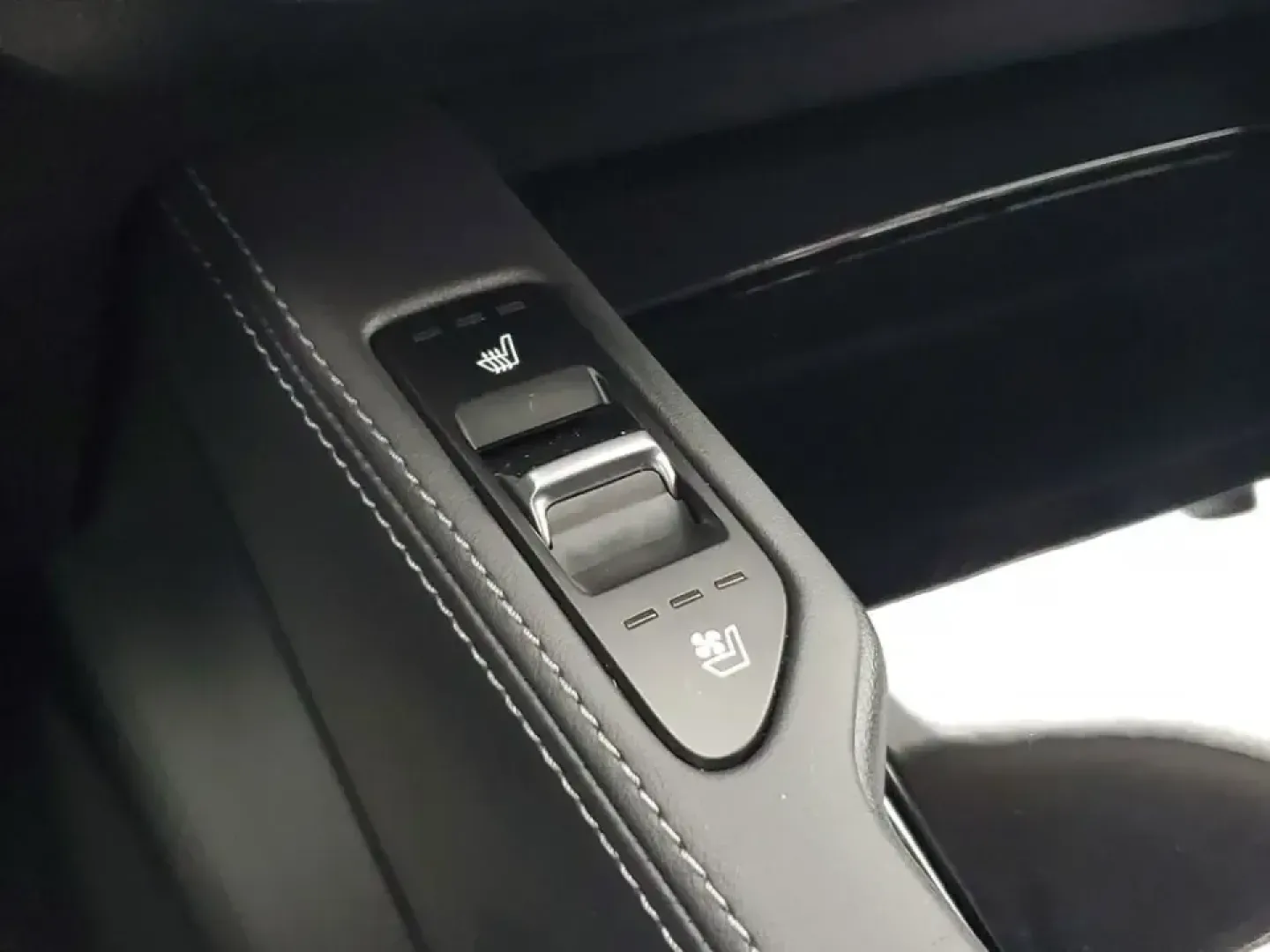 2022 /Black Kia Telluride EX (5XYP34HC3NG) with an V6, 3.8L engine, 8-speed automatic transmission, located at 6064 Gull Rd, Kalamazoo, MI, 49048, (269) 222-0088, 42.328388, -85.512924 - Picture the next Lake Michigan weekend, a kids' sports tournament run, or a smooth daily commute down Gull Road-all in one SUV that feels upscale, confident, and ready for real life. This 2022 Kia Telluride EX in Ebony Black is built for drivers who want three-row versatility without giving up comfo - Photo#28