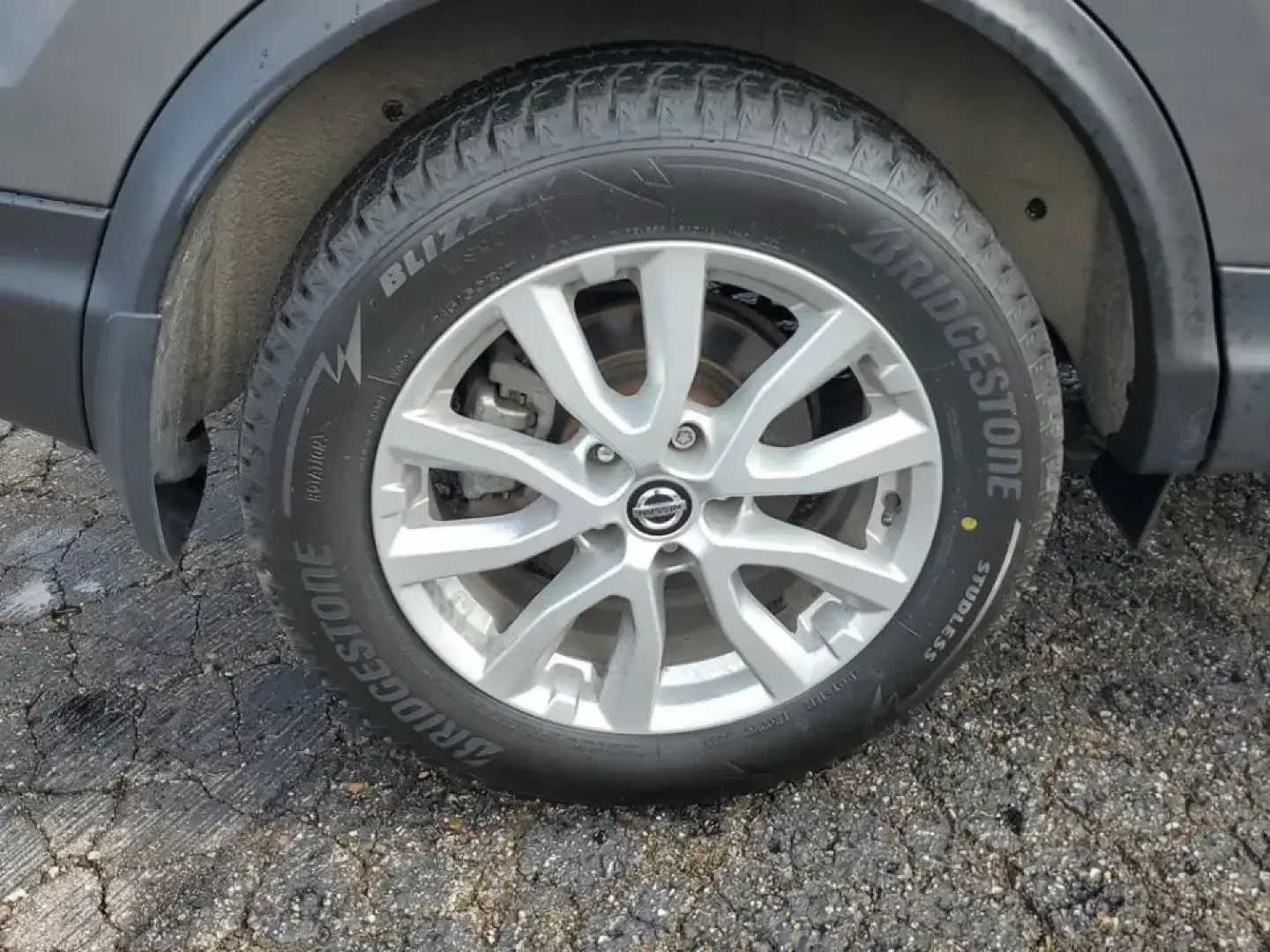 2022 /Charcoal Nissan Rogue SV (JN1BJ1BW8NW) with an 4 Cyl, 2.0L engine, CVT transmission, located at 6064 Gull Rd, Kalamazoo, MI, 49048, (269) 222-0088, 42.328388, -85.512924 - Whether your weeks are packed with long commutes up and down I-94, school drop-offs in Milwood, or spontaneous weekend escapes to Lake Michigan, this 2022 Nissan Rogue SV AWD is built to keep life moving comfortably and confidently. With its practical SUV layout, smart safety tech, and all-weather c - Photo#4