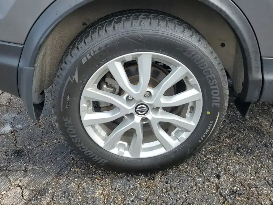 2022 /Charcoal Nissan Rogue SV (JN1BJ1BW8NW) with an 4 Cyl, 2.0L engine, CVT transmission, located at 6064 Gull Rd, Kalamazoo, MI, 49048, (269) 222-0088, 42.328388, -85.512924 - Whether your weeks are packed with long commutes up and down I-94, school drop-offs in Milwood, or spontaneous weekend escapes to Lake Michigan, this 2022 Nissan Rogue SV AWD is built to keep life moving comfortably and confidently. With its practical SUV layout, smart safety tech, and all-weather c - Photo#4