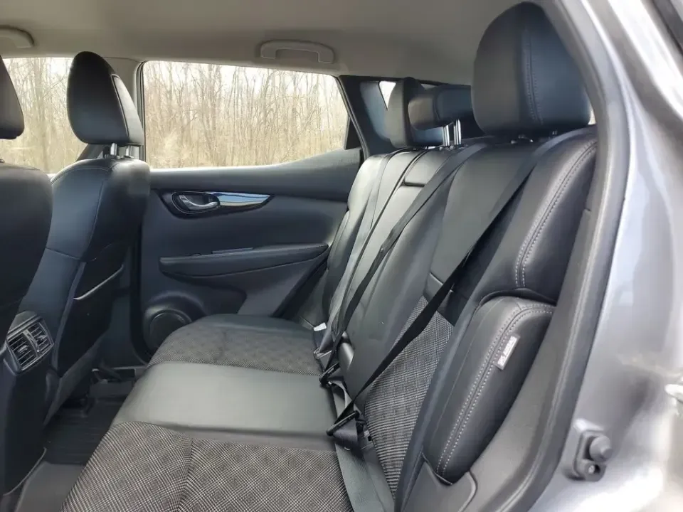 2022 /Charcoal Nissan Rogue SV (JN1BJ1BW8NW) with an 4 Cyl, 2.0L engine, CVT transmission, located at 6064 Gull Rd, Kalamazoo, MI, 49048, (269) 222-0088, 42.328388, -85.512924 - Whether your weeks are packed with long commutes up and down I-94, school drop-offs in Milwood, or spontaneous weekend escapes to Lake Michigan, this 2022 Nissan Rogue SV AWD is built to keep life moving comfortably and confidently. With its practical SUV layout, smart safety tech, and all-weather c - Photo#8