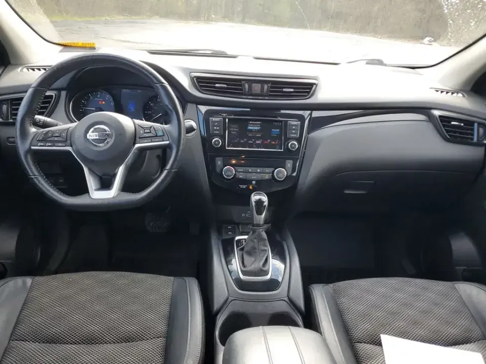 2022 /Charcoal Nissan Rogue SV (JN1BJ1BW8NW) with an 4 Cyl, 2.0L engine, CVT transmission, located at 6064 Gull Rd, Kalamazoo, MI, 49048, (269) 222-0088, 42.328388, -85.512924 - Whether your weeks are packed with long commutes up and down I-94, school drop-offs in Milwood, or spontaneous weekend escapes to Lake Michigan, this 2022 Nissan Rogue SV AWD is built to keep life moving comfortably and confidently. With its practical SUV layout, smart safety tech, and all-weather c - Photo#9