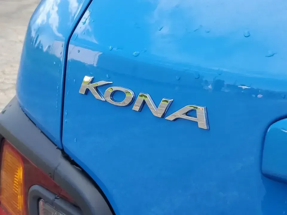 2021 Hyundai Kona SE (KM8K12AA9MU) with an 4 Cyl, 2.0L engine, Automatic transmission, located at 6064 Gull Rd, Kalamazoo, MI, 49048, (269) 222-0088, 42.328388, -85.512924 - For commuters who want easy parking downtown, weekend explorers headed to Lake Michigan, and growing families who need flexible cargo space, this 2021 Hyundai Kona SE is the kind of small SUV that fits real life in Kalamazoo. With its efficient size, confident road manners, and smart tech, it's read - Photo#5