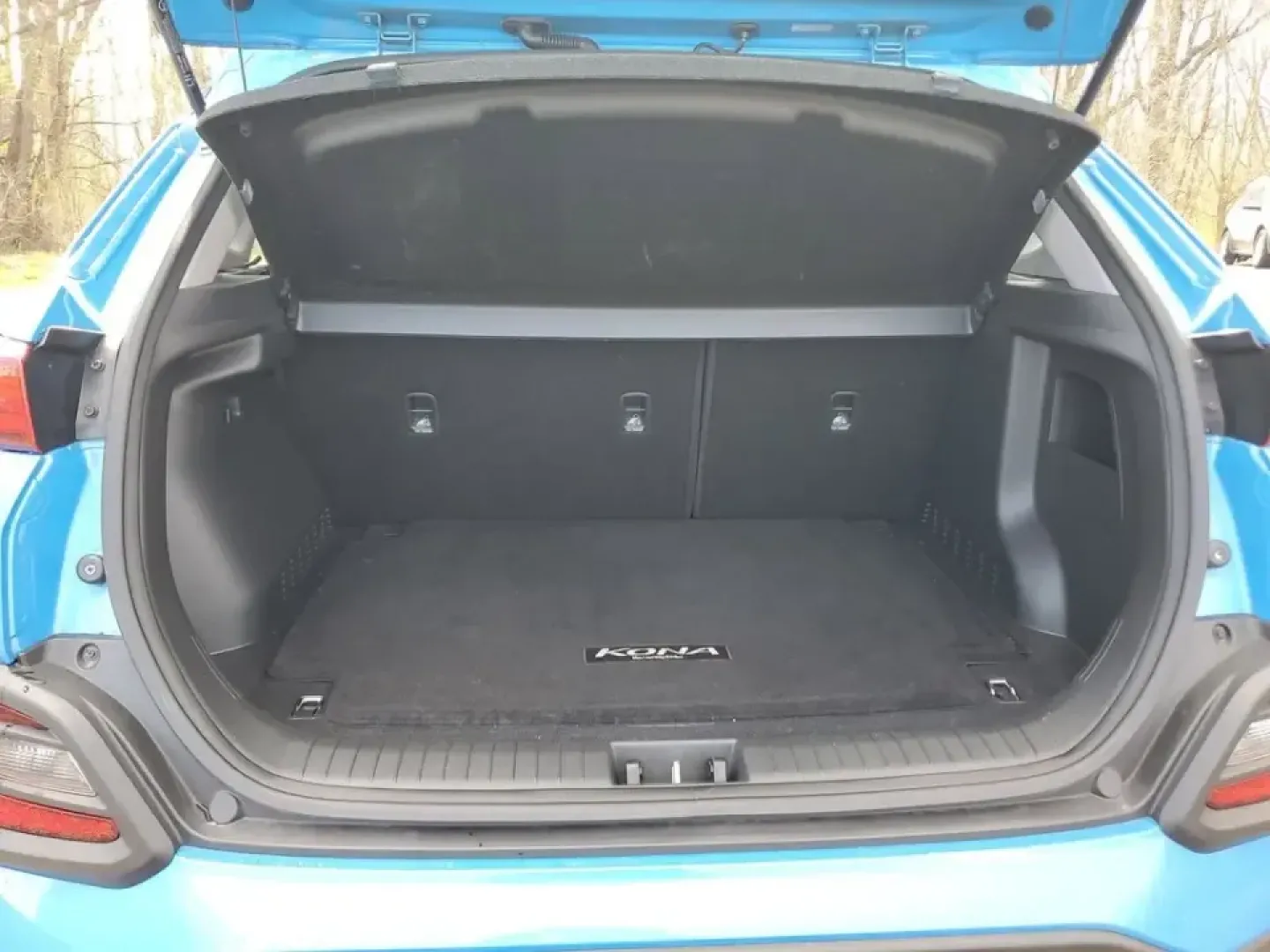 2021 Hyundai Kona SE (KM8K12AA9MU) with an 4 Cyl, 2.0L engine, Automatic transmission, located at 6064 Gull Rd, Kalamazoo, MI, 49048, (269) 222-0088, 42.328388, -85.512924 - For commuters who want easy parking downtown, weekend explorers headed to Lake Michigan, and growing families who need flexible cargo space, this 2021 Hyundai Kona SE is the kind of small SUV that fits real life in Kalamazoo. With its efficient size, confident road manners, and smart tech, it's read - Photo#6