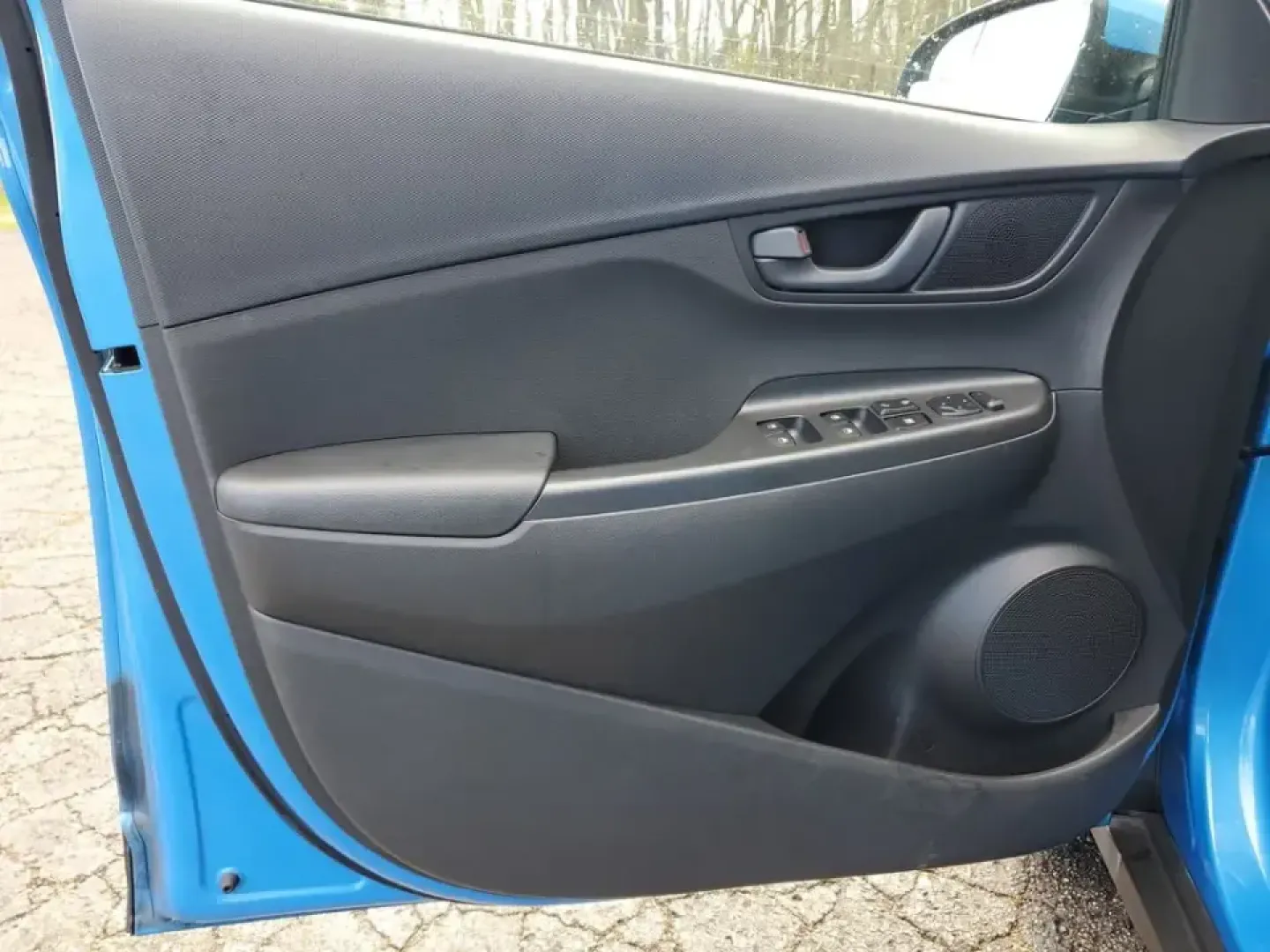 2021 Hyundai Kona SE (KM8K12AA9MU) with an 4 Cyl, 2.0L engine, Automatic transmission, located at 6064 Gull Rd, Kalamazoo, MI, 49048, (269) 222-0088, 42.328388, -85.512924 - For commuters who want easy parking downtown, weekend explorers headed to Lake Michigan, and growing families who need flexible cargo space, this 2021 Hyundai Kona SE is the kind of small SUV that fits real life in Kalamazoo. With its efficient size, confident road manners, and smart tech, it's read - Photo#9