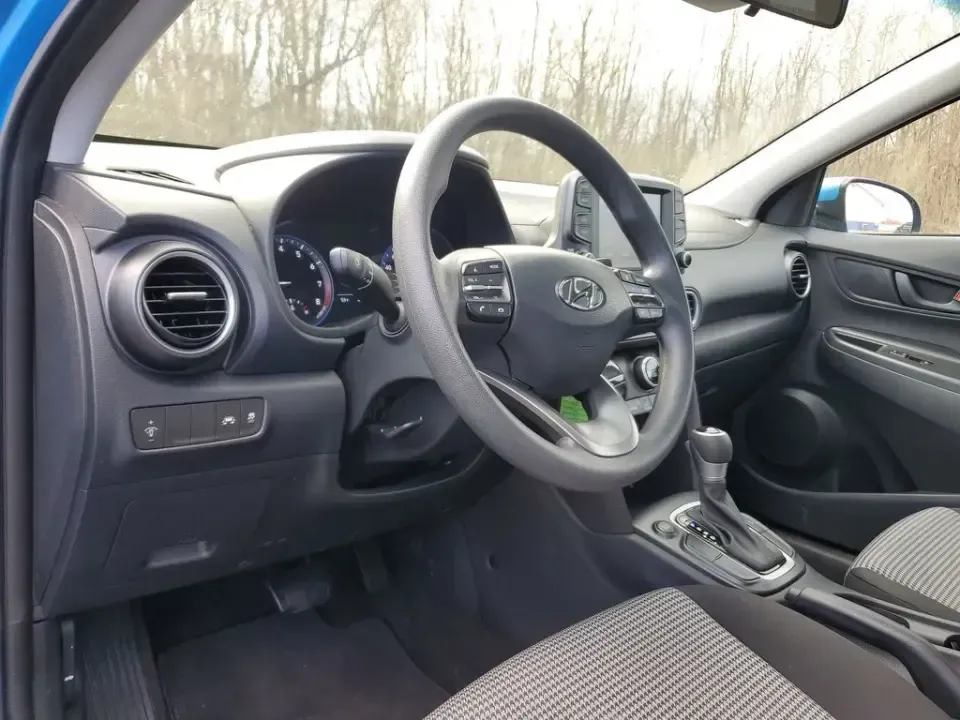 2021 Hyundai Kona SE (KM8K12AA9MU) with an 4 Cyl, 2.0L engine, Automatic transmission, located at 6064 Gull Rd, Kalamazoo, MI, 49048, (269) 222-0088, 42.328388, -85.512924 - For commuters who want easy parking downtown, weekend explorers headed to Lake Michigan, and growing families who need flexible cargo space, this 2021 Hyundai Kona SE is the kind of small SUV that fits real life in Kalamazoo. With its efficient size, confident road manners, and smart tech, it's read - Photo#12