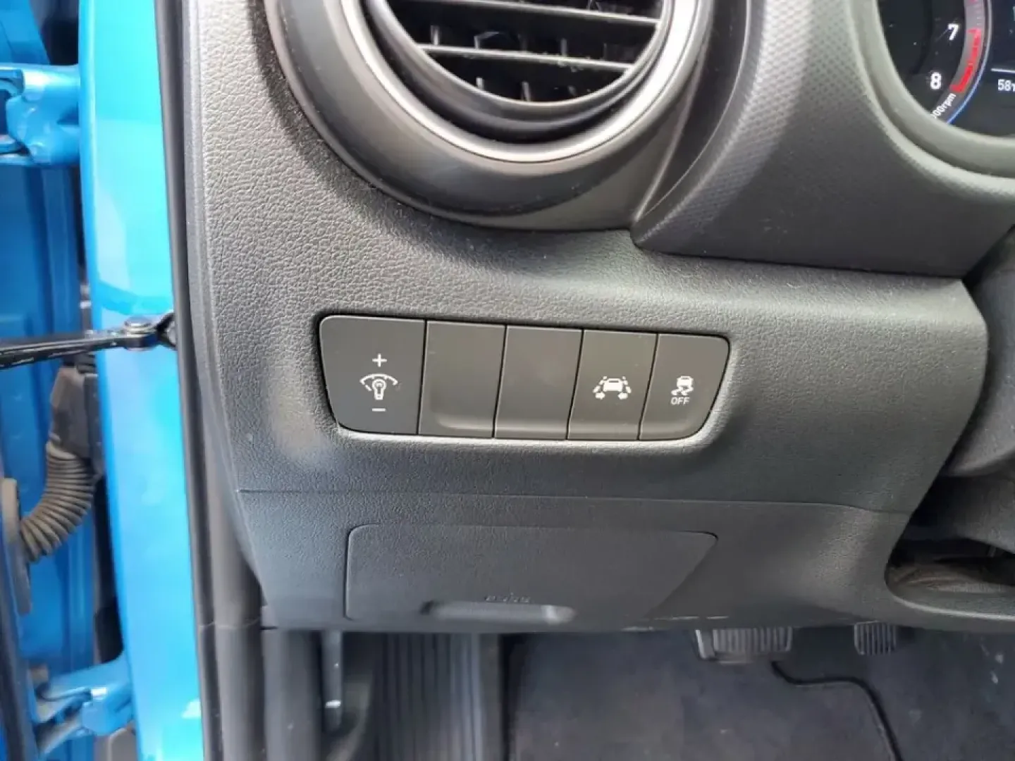 2021 Hyundai Kona SE (KM8K12AA9MU) with an 4 Cyl, 2.0L engine, Automatic transmission, located at 6064 Gull Rd, Kalamazoo, MI, 49048, (269) 222-0088, 42.328388, -85.512924 - For commuters who want easy parking downtown, weekend explorers headed to Lake Michigan, and growing families who need flexible cargo space, this 2021 Hyundai Kona SE is the kind of small SUV that fits real life in Kalamazoo. With its efficient size, confident road manners, and smart tech, it's read - Photo#13