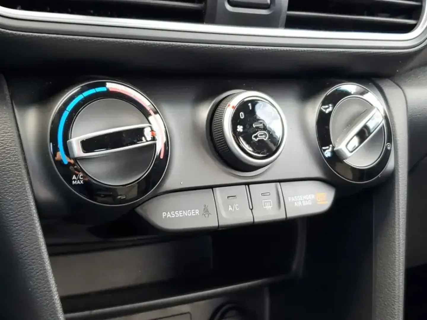 2021 Hyundai Kona SE (KM8K12AA9MU) with an 4 Cyl, 2.0L engine, Automatic transmission, located at 6064 Gull Rd, Kalamazoo, MI, 49048, (269) 222-0088, 42.328388, -85.512924 - For commuters who want easy parking downtown, weekend explorers headed to Lake Michigan, and growing families who need flexible cargo space, this 2021 Hyundai Kona SE is the kind of small SUV that fits real life in Kalamazoo. With its efficient size, confident road manners, and smart tech, it's read - Photo#20