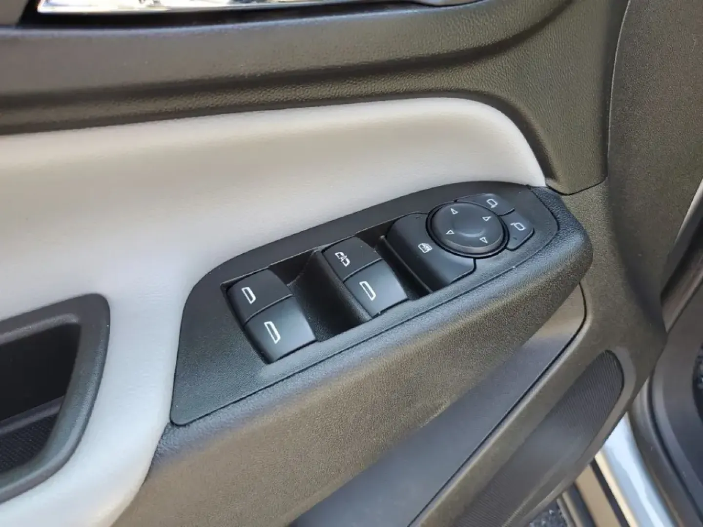2023 /Medium Ash Gray Chevrolet Equinox LT 2WD (3GNAXKEG9PS) with an 1.5L L4 DOHC 16V TURBO engine, 6A transmission, located at 6064 Gull Rd, Kalamazoo, MI, 49048, (269) 222-0088, 42.328388, -85.512924 - Pack up for a Lake Michigan weekend, glide through a daily I-94 commute, or handle school drop-offs around town with an SUV that fits real life: this **2023 Chevrolet Equinox LT** blends comfort, modern tech, and practical fuel-saving performance in a size that's easy to park downtown yet roomy enou- Photo#11