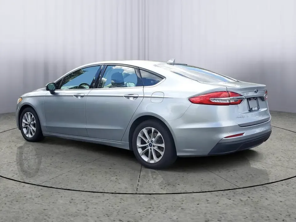 2020 Silver Metallic /Ebony Ford Fusion SE (3FA6P0HD6LR) with an 1.5L EcoBoost engine, Automatic transmission, located at 6064 Gull Rd, Kalamazoo, MI, 49048, (269) 222-0088, 42.328388, -85.512924- Photo#4
