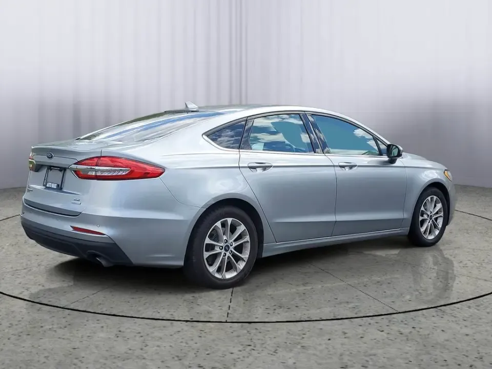 2020 Silver Metallic /Ebony Ford Fusion SE (3FA6P0HD6LR) with an 1.5L EcoBoost engine, Automatic transmission, located at 6064 Gull Rd, Kalamazoo, MI, 49048, (269) 222-0088, 42.328388, -85.512924- Photo#6