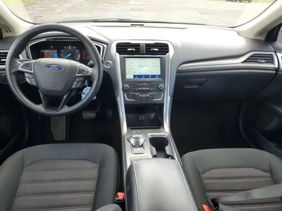 2020 Silver Metallic /Ebony Ford Fusion SE (3FA6P0HD6LR) with an 1.5L EcoBoost engine, Automatic transmission, located at 6064 Gull Rd, Kalamazoo, MI, 49048, (269) 222-0088, 42.328388, -85.512924- Photo#18