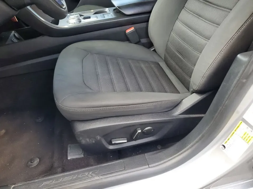 2020 Silver Metallic /Ebony Ford Fusion SE (3FA6P0HD6LR) with an 1.5L EcoBoost engine, Automatic transmission, located at 6064 Gull Rd, Kalamazoo, MI, 49048, (269) 222-0088, 42.328388, -85.512924- Photo#22