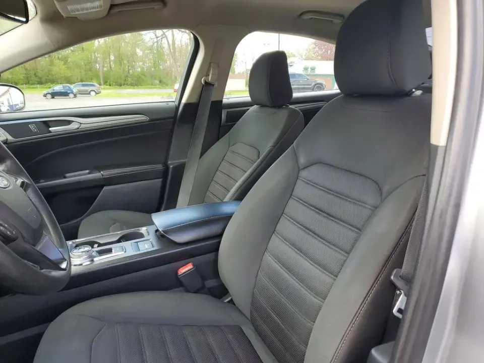 2020 Silver Metallic /Ebony Ford Fusion SE (3FA6P0HD6LR) with an 1.5L EcoBoost engine, Automatic transmission, located at 6064 Gull Rd, Kalamazoo, MI, 49048, (269) 222-0088, 42.328388, -85.512924- Photo#24