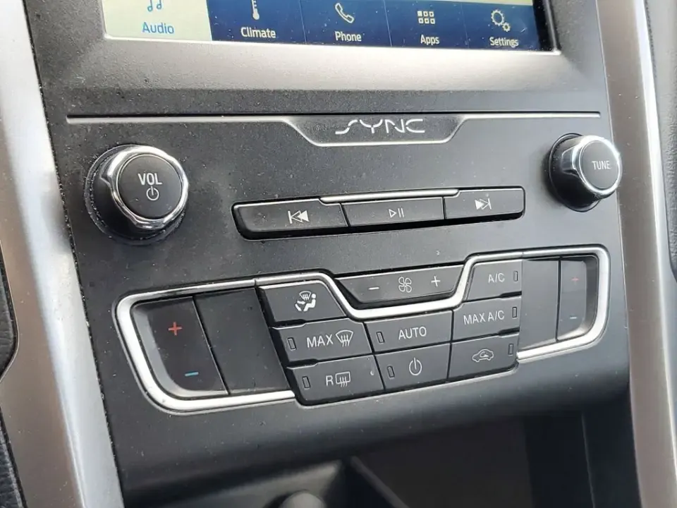 2020 Silver Metallic /Ebony Ford Fusion SE (3FA6P0HD6LR) with an 1.5L EcoBoost engine, Automatic transmission, located at 6064 Gull Rd, Kalamazoo, MI, 49048, (269) 222-0088, 42.328388, -85.512924- Photo#42