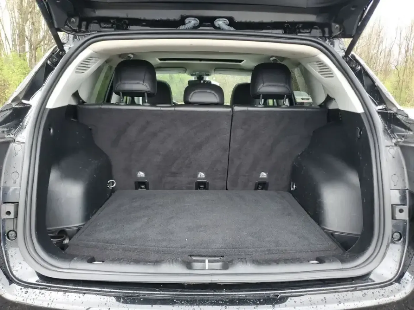 2019 /Black Jeep Compass Altitude (3C4NJDBB2KT) with an 4 Cyl, 2.4L engine, 9-speed automatic transmission, located at 6064 Gull Rd, Kalamazoo, MI, 49048, (269) 222-0088, 42.328388, -85.512924 - Picture your next Michigan weekend: packing up for a fall color drive to Gull Lake, heading out before sunrise for a hike at Kalamazoo Nature Center, or confidently commuting through lake-effect snow on I-94. This 2019 Jeep Compass Altitude 4WD is built for real life in Kalamazoo-comfortable for dai - Photo#6