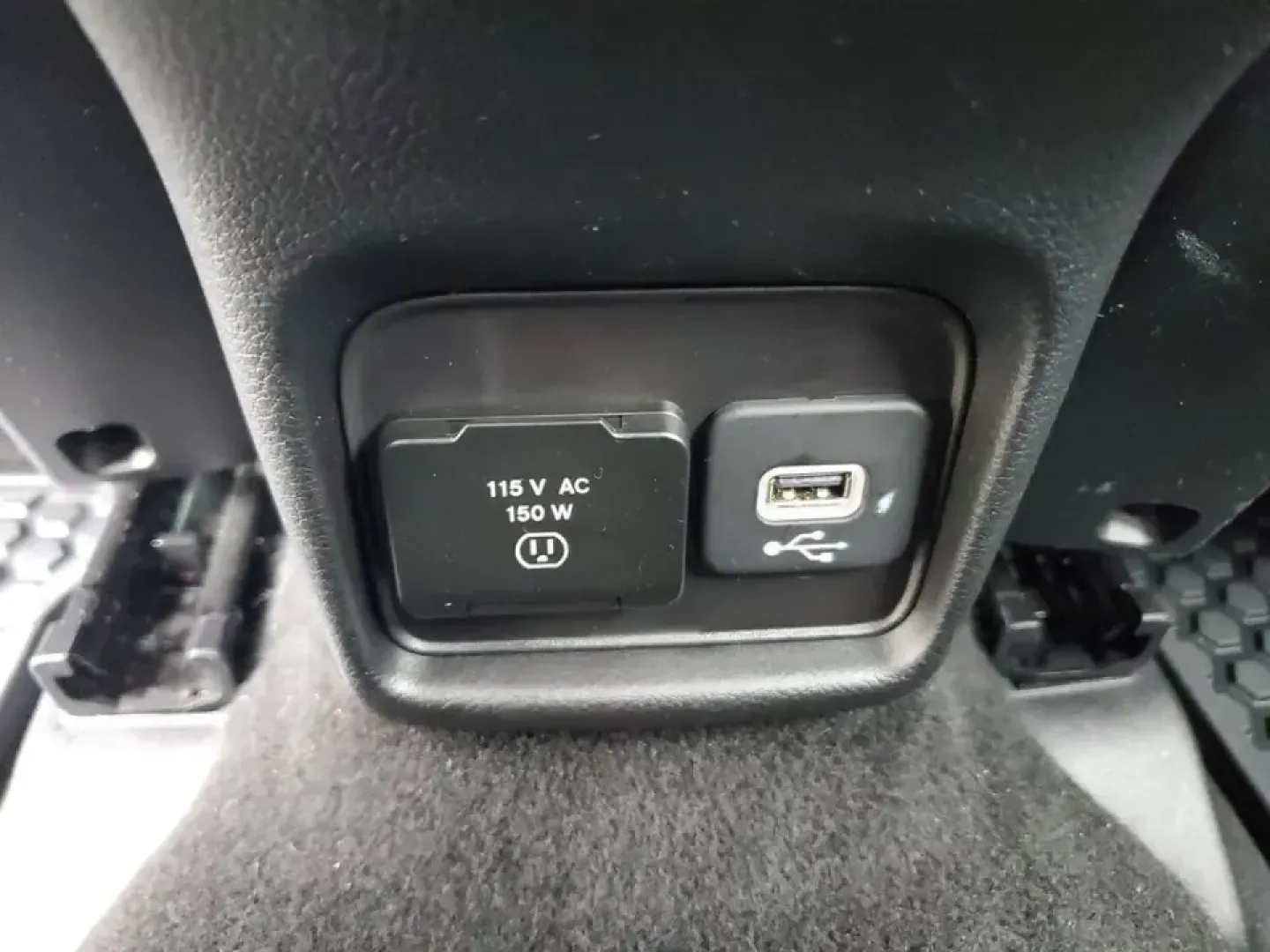 2019 /Black Jeep Compass Altitude (3C4NJDBB2KT) with an 4 Cyl, 2.4L engine, 9-speed automatic transmission, located at 6064 Gull Rd, Kalamazoo, MI, 49048, (269) 222-0088, 42.328388, -85.512924 - Picture your next Michigan weekend: packing up for a fall color drive to Gull Lake, heading out before sunrise for a hike at Kalamazoo Nature Center, or confidently commuting through lake-effect snow on I-94. This 2019 Jeep Compass Altitude 4WD is built for real life in Kalamazoo-comfortable for dai - Photo#9