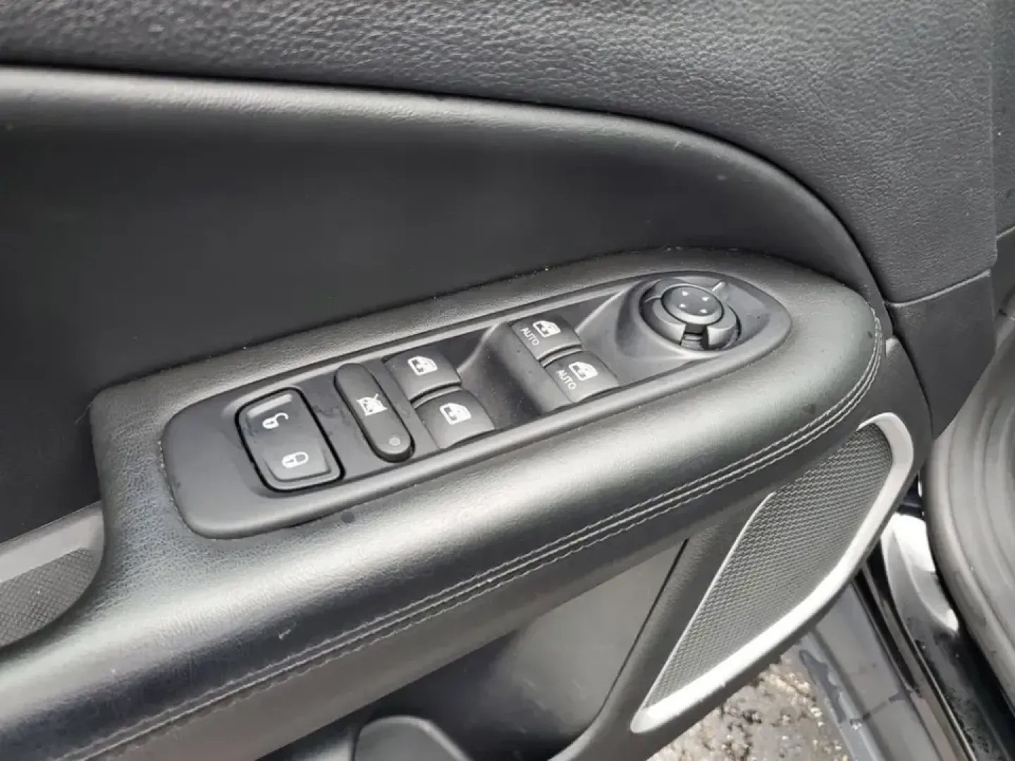 2019 /Black Jeep Compass Altitude (3C4NJDBB2KT) with an 4 Cyl, 2.4L engine, 9-speed automatic transmission, located at 6064 Gull Rd, Kalamazoo, MI, 49048, (269) 222-0088, 42.328388, -85.512924 - Picture your next Michigan weekend: packing up for a fall color drive to Gull Lake, heading out before sunrise for a hike at Kalamazoo Nature Center, or confidently commuting through lake-effect snow on I-94. This 2019 Jeep Compass Altitude 4WD is built for real life in Kalamazoo-comfortable for dai - Photo#11